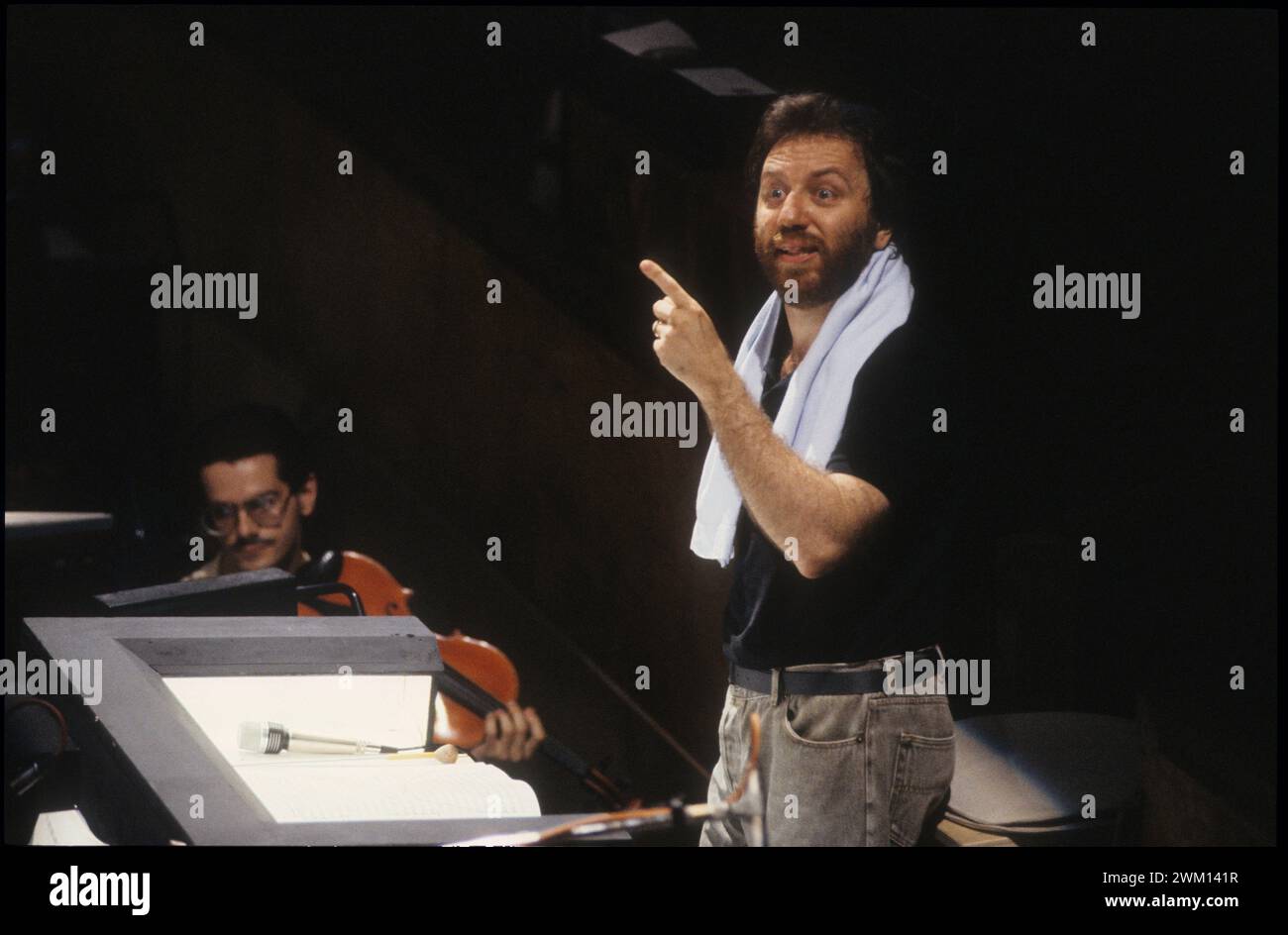 3828076 Riccardo Chailly; (add.info.: Amsterdam 1991. Der italienische Dirigent Riccardo Chailly spielt eine Probe mit dem Royal Concertgebouw Orchestra / Riccardo Chailly dirige l’Orchestra del Concertgebouw durante una prova); © Marcello Mencarini. Alle Rechte vorbehalten 2024. Stockfoto