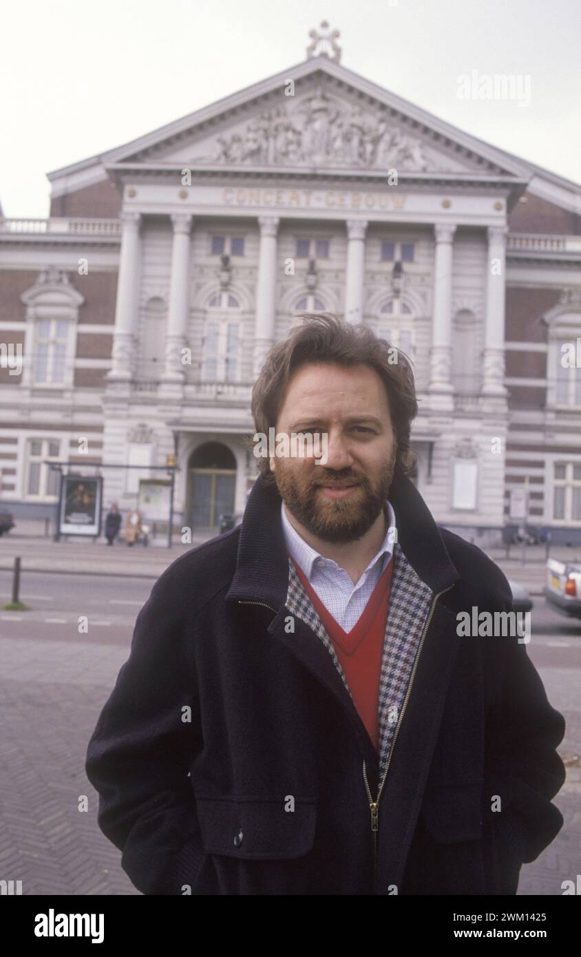 3828063 Riccardo Chailly; (add.info.: Amsterdam, 1991. Riccardo Chailly, Dirigent des Royal Concertgebouw Orchestra (KCO), vor dem Royal Concertgebouw / Amsterdam, 1991. Riccardo Chailly, direttore della Royal Concertgebouw Orchestra (KCO), davanti al Royal Concertgebouw); © Marcello Mencarini. Alle Rechte vorbehalten 2024. Stockfoto