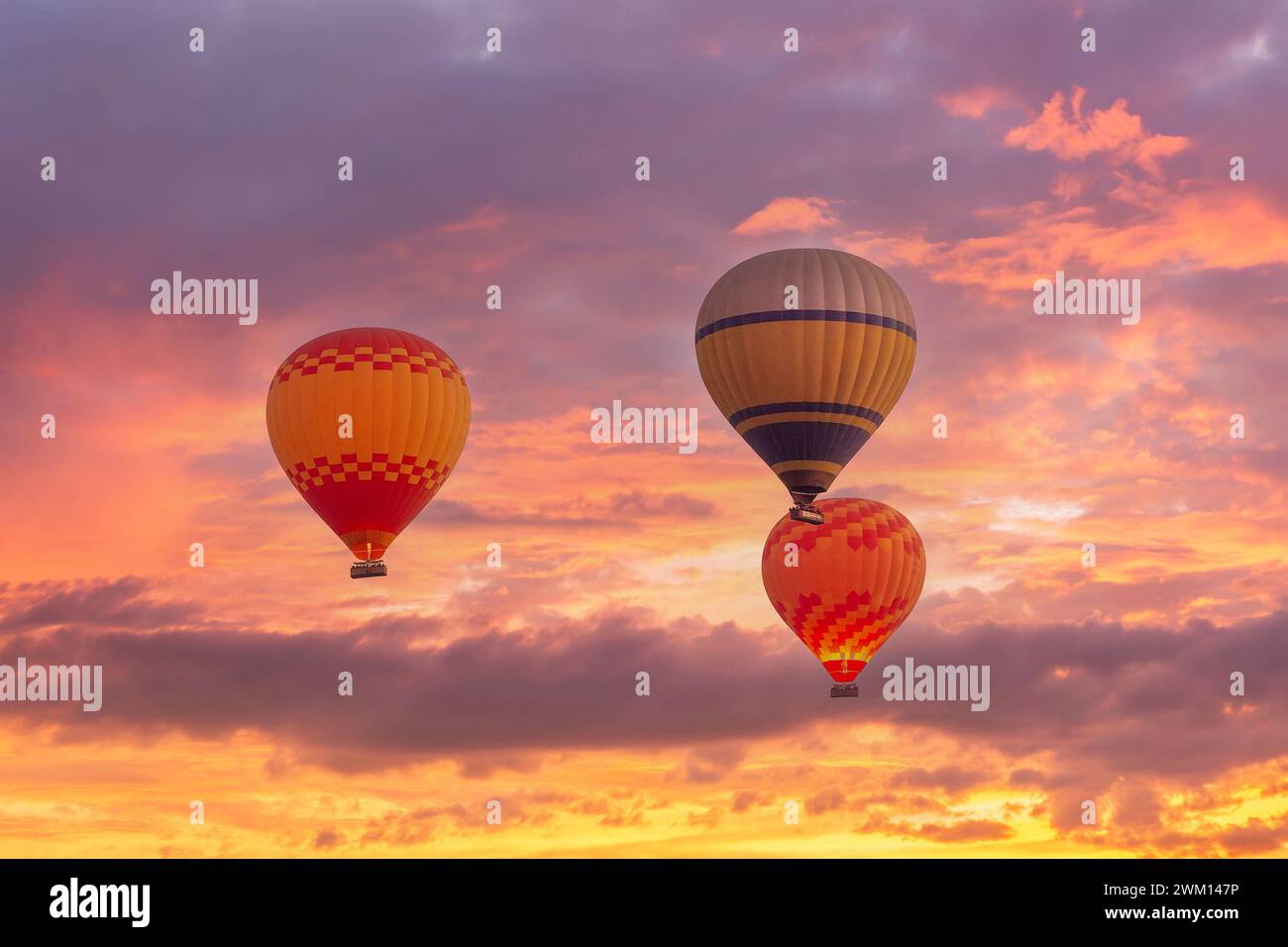 Nahaufnahme von bunten Heißluftballons, malerischer rosa Himmel bei Sonnenaufgang Stockfoto