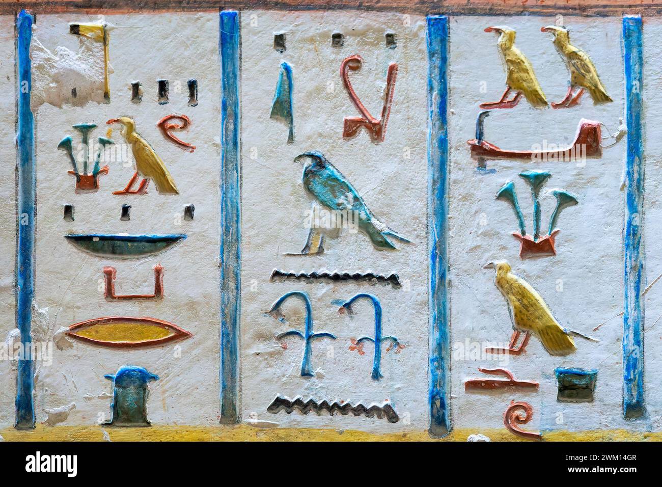 Nahaufnahme farbenfroher Hieroglyphengemälde im Grab von Ramses IV (Ramses IV) im Tal der Könige, Luxor West Bank, Ägypten Stockfoto
