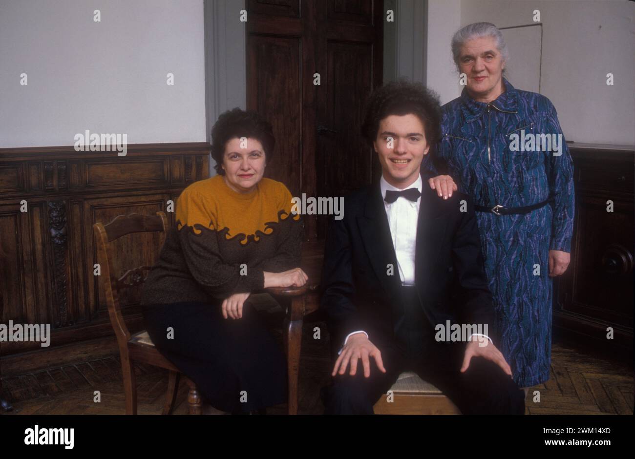 3829054 Evgeny Kissin; (add.info.: russischer klassischer Pianist Evgeny Kissin und seine Mutter Emilia und sein Großvater (1991) / Il pianista Evgenij Kissin con la madre Emilia Kissin e con la nonna (1991)); © Marcello Mencarini. Alle Rechte vorbehalten 2024. Stockfoto