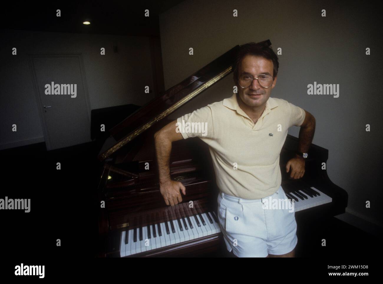 3829636 Giorgio Moroder; (add.info.: Lido Venedig, Filmfestival Venedig 1984. Der italienische Komponist Giorgio Moroder präsentierte auf dem Festival eine restaurierte Version des Stummfilms Metropolis mit einem neuen Rock-Soundtrack / Lido di Venice, Mostra del Cinema di Venice 1984. IL compositore Giorgio Moroder, al Festival per präsentare una versione restaurata del Film muto Metropolis con una nuova colonna sonora Rock); © Marcello Mencarini. Alle Rechte vorbehalten 2024. Stockfoto