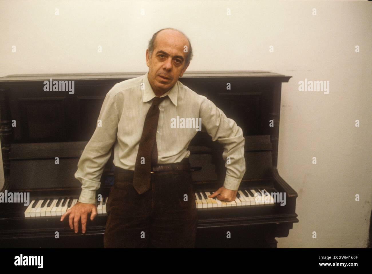 3830129 Francesco Pennisi; (add.info.: Rom, Olympisches Theater, 1983). Italienischer Komponist Francesco Pennisi nach der Aufführung seiner Oper „Descrizione dell’isola ferdinandea“ (Beschreibung der Insel Ferdinandea) / Roma, Teatro Olimpico, 1983. IL compositore Francesco Pennisi dopo l'esecuzione della sua Opera 'Descrizione dell'isola ferdinandea'); © Marcello Mencarini. Alle Rechte vorbehalten 2024. Stockfoto