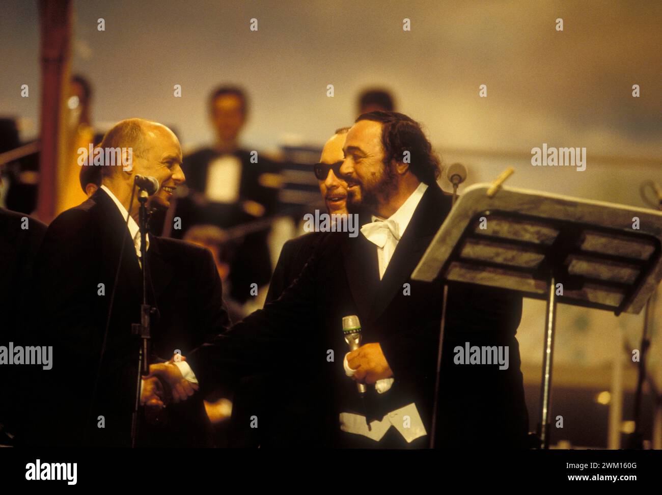 3830119 Luciano Pavarotti und Brian Eno; (add.info.: Modena, 12.09.1995, Pavarotti und Freunde. Tenor Luciano Pavarotti und Musiker Brian Eno / Modena, 12.09.1995. Pavarotti und seine Freunde. IL tenore Luciano Pavarotti con il musicista Brian Eno); © Marcello Mencarini. Alle Rechte vorbehalten 2024. Stockfoto