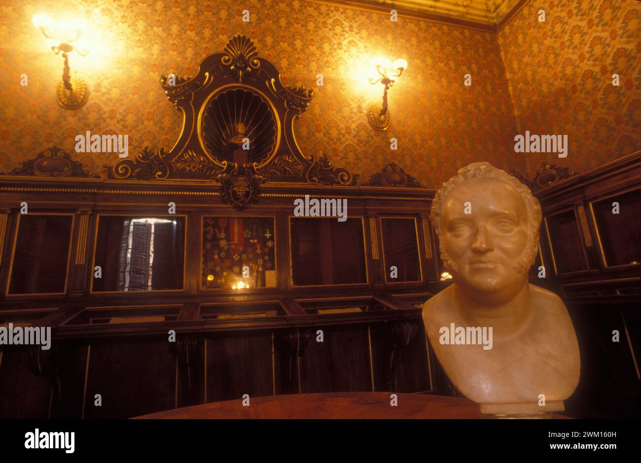 3830157 Pesaro Rossini Opera Festival; (add.info.: Pesaro, Rossini Opera Festival 1997. Das Tempietto rossiniano befindet sich im siebzehnten Jahrhundert Olivieri Palast, gekauft von der Rossini Stiftung / Pesaro, Rossini Opera Festival 1997. IL Tempietto rossiniano situato nel secentesco Palazzo Olivieri, comprato dalla Fondazione Rossini, Centro di studi rossiniani); © Marcello Mencarini. Alle Rechte vorbehalten 2024. Stockfoto