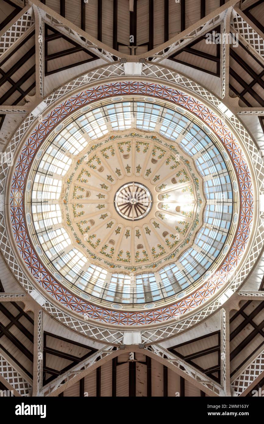 Valencia, 16. Februar 2024: Die zentrale Kuppel am Mercat Central Stockfoto