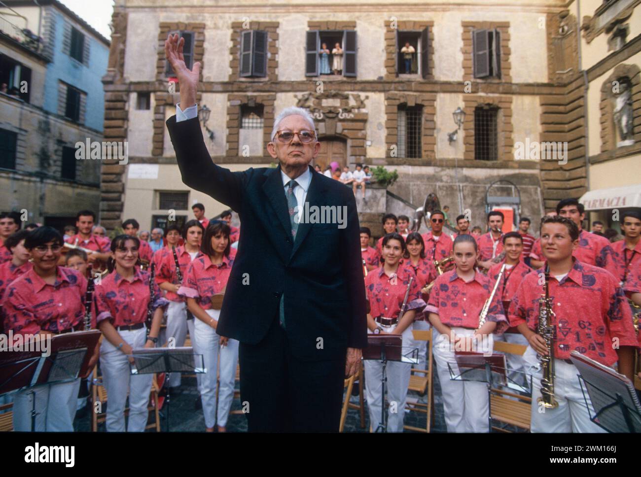 3830184 Goffredo Petrassi; (add.info.: Zagarolo (Rom) 16. Juli 1994. Komponist Goffredo Petrassi während der Feierlichkeiten zu seinem 90. Geburtstag in seiner Geburtsstadt / Zagarolo (Roma) 16 luglio 1994. IL compositore Goffredo Petrassi durante i festeggiamenti per il suo novantesimo compleanno nel suo paese natale); © Marcello Mencarini. Alle Rechte vorbehalten 2024. Stockfoto