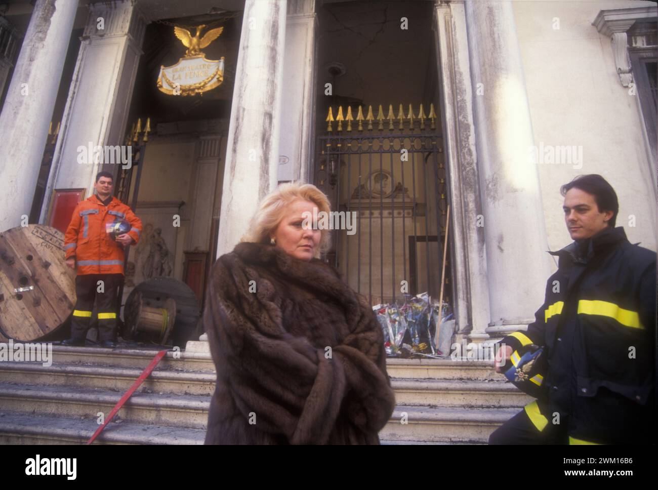3830428 Katia Ricciarelli; (add.info.: Venedig, 1996. Italienische Sopranistin Katia Ricciarelli vor dem Theater La Fenice nach dem Feuer / Venedig, 1996. IL Sopranistin Katia Ricciarelli davanti al Teatro La Fenice dopo l'Incendio); © Marcello Mencarini. Alle Rechte vorbehalten 2024. Stockfoto