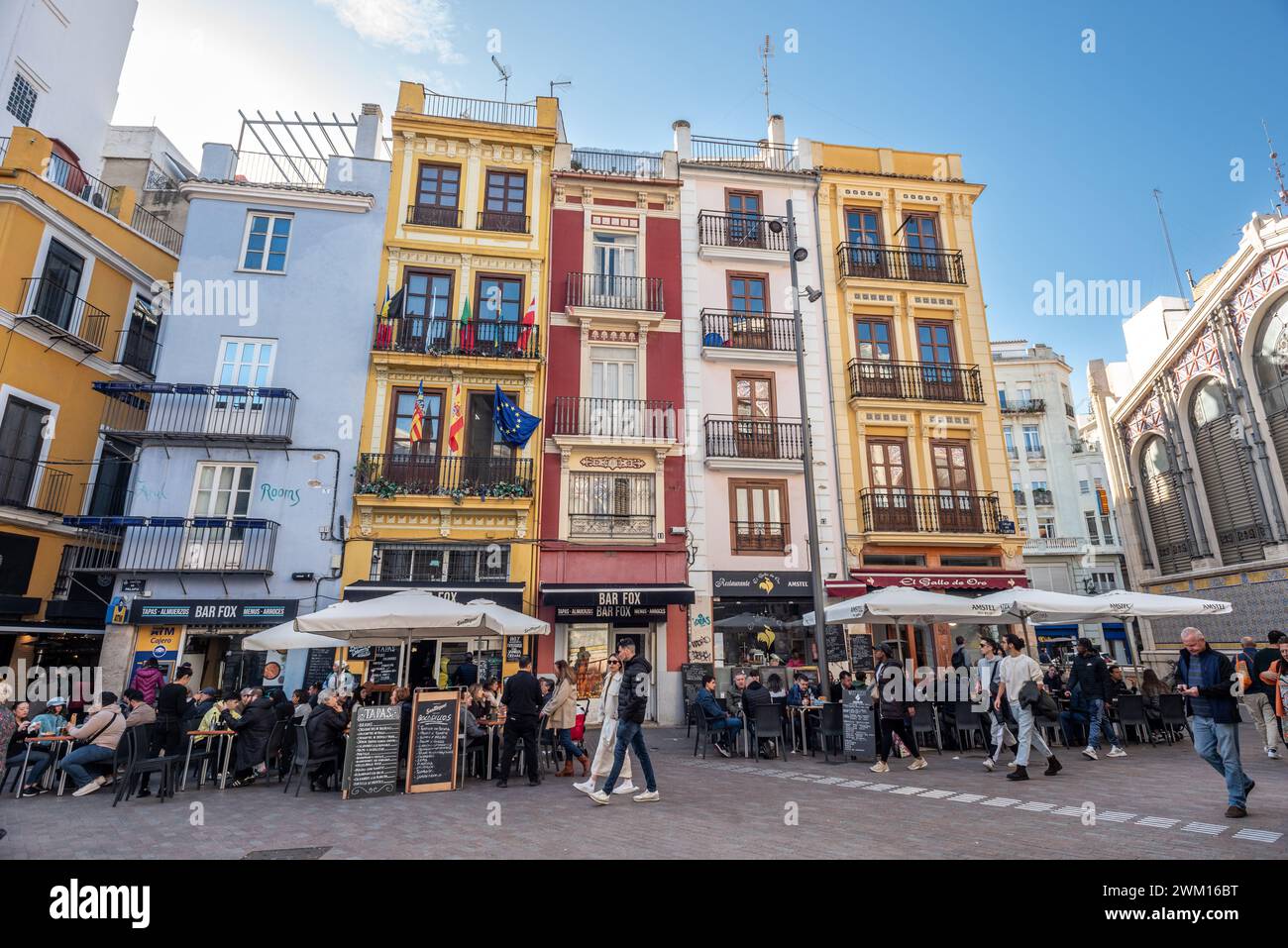 Valencia, 16. Februar 2024: Cafés außerhalb des Mercat Central Stockfoto