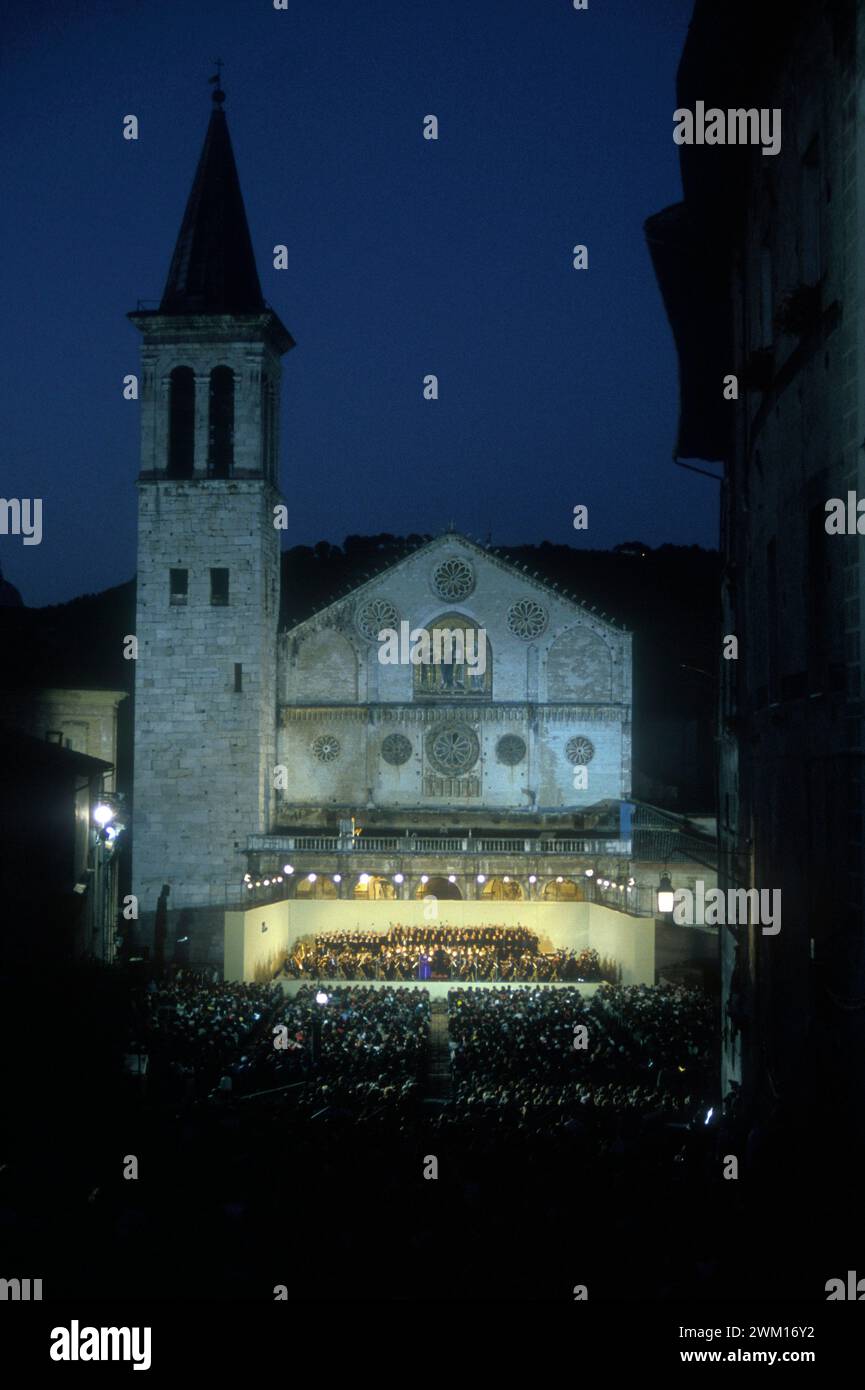 3830957 Spoleto, Festival der zwei Welten; (add.info.: Spoleto, Festival der zwei Welten um 1983). Konzert auf dem Domplatz / Spoleto, Festival dei Due mondi 1983 circa. Konzert auf der piazza Duomo); © Marcello Mencarini. Alle Rechte vorbehalten 2024. Stockfoto