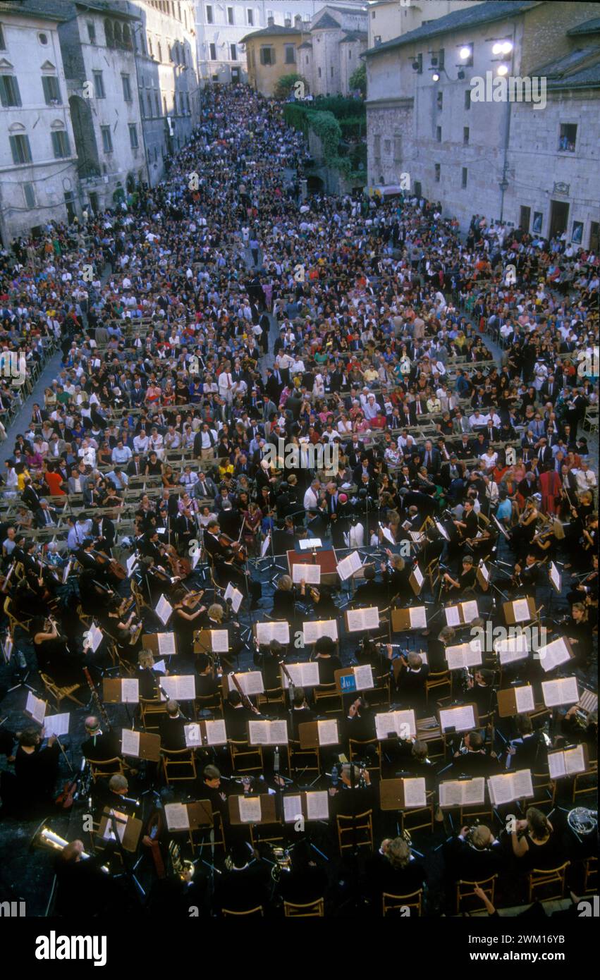 3830989 Spoleto, Festival der zwei Welten; (add.info.: Spoleto, Festival der zwei Welten um 1993). Konzert auf dem Domplatz / Spoleto, Festival dei Due mondi 1993 circa. Konzert auf der piazza Duomo); © Marcello Mencarini. Alle Rechte vorbehalten 2024. Stockfoto