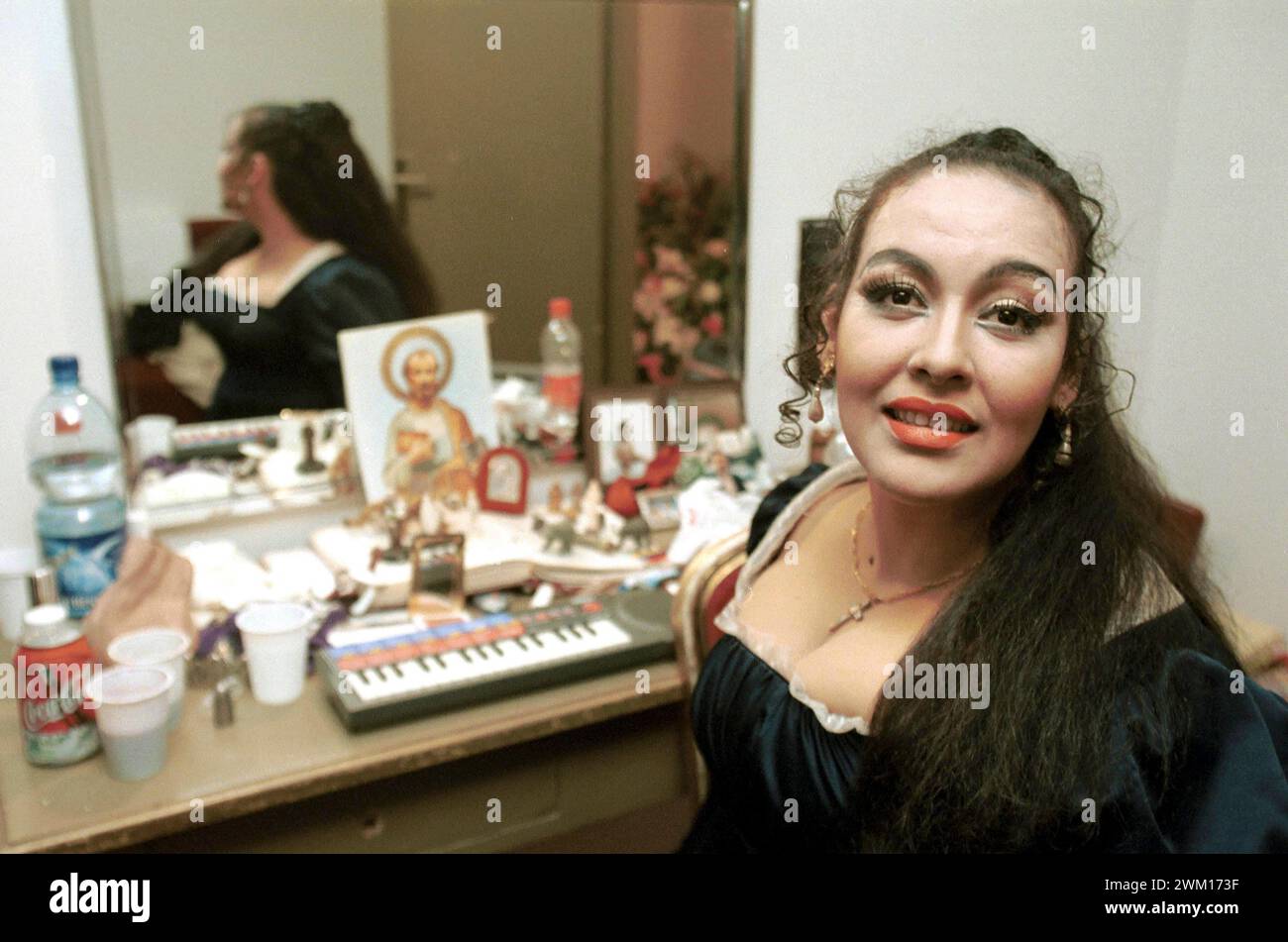 3831234 „Tosca“ unter der Regie von Franco Zeffirelli an der Oper Rom im Januar 2000; (add.info.: Oper Rom, 14. Januar 2000). Sopranistin Ines Salazar in ihrer Garderobe, nach Aufführung in „Tosca“ / Roma, Teatro dell'Opera di Roma, 14 Gennaio 2000. IL Sopranistin Ines Salazar in camerino, dopo aver cantato come protagonista nell'Opera 'Tosca' con la regia di Franco Zeffirelli); © Marcello Mencarini. Alle Rechte vorbehalten 2024. Stockfoto