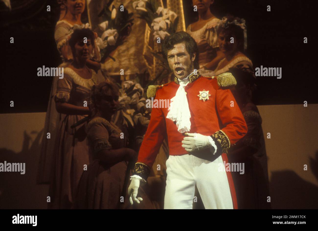 3831462 „Il viaggio a Reims“ von Gioacchino Rossini (Pesaro, 1984); (add.info.: Pesaro, 18. August 1984. Rossini Opera Festival. Inszenierung von „Il viaggio a Reims“ von Gioacchino Rossini. Bass-Bariton Samuel Ramey als Lord Sidney. Dies ist die erste Aufführung dieser Oper, inszeniert von Luca Ronconi und dirigiert von Claudio Abbado, nach der Rekonstruktion der verlorenen Handschrift in den 1970er Jahren / Pesaro, 18 agosto 1984. Rossini Opera Festival. Messa in scena de 'Il viaggio a Reims' di Gioacchino Rossini. IL basso baritono Samuel Ramey nel ruolo di Lord Sidney. E' la Stockfoto