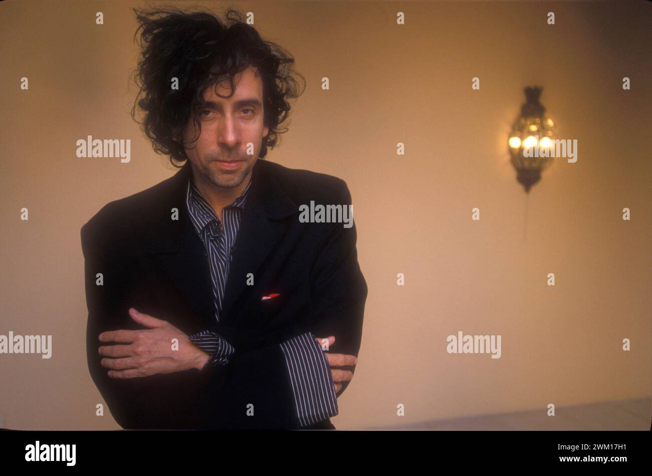 3831779 Tim Burton; (add.info.: Venice Lido, Venice Film Festival 1994. Der US-amerikanische Regisseur Tim Burton, der als Produzent und Mitautor von „The Nightmare Before Christmas“ unter der Regie von Henry Selick in der Sektion „Notti Veneziane“ / Lido di Venezia, Mostra del Cinema di Venezia 1994 präsentiert wurde. IL regista Tim Burton, alla Mostra come produttore e Co-sceneggiatore di 'Nightmare Before Christmas' diretto da Henry Selick e presentation nella sezione Notti veneziane); © Marcello Mencarini. Alle Rechte vorbehalten 2024. Stockfoto