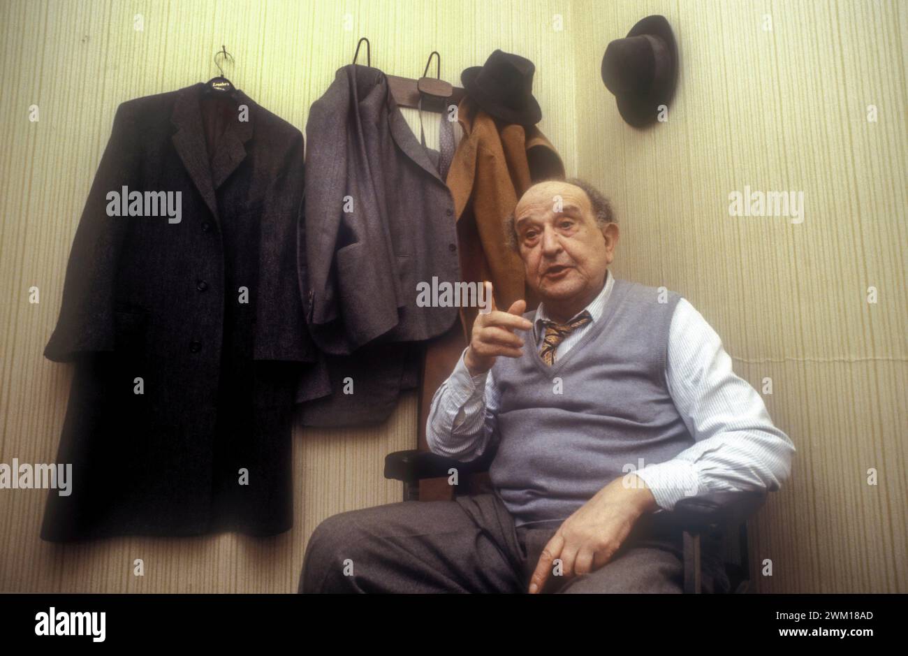 3832770 Salvo Randone; (add.info.: Rom, 1981. Schauspieler Salvo Randone in seiner Garderobe nach seinem Auftritt in „Pensaci Giacomino!“, einer Komödie von Luigi Pirandello/Roma, 1981. L'attore Salvo Randone nel suo camerino dopo aver recitato nella commedia 'Pensaci Giacomino!' Di Luigi Pirandello); © Marcello Mencarini. Alle Rechte vorbehalten 2024. Stockfoto