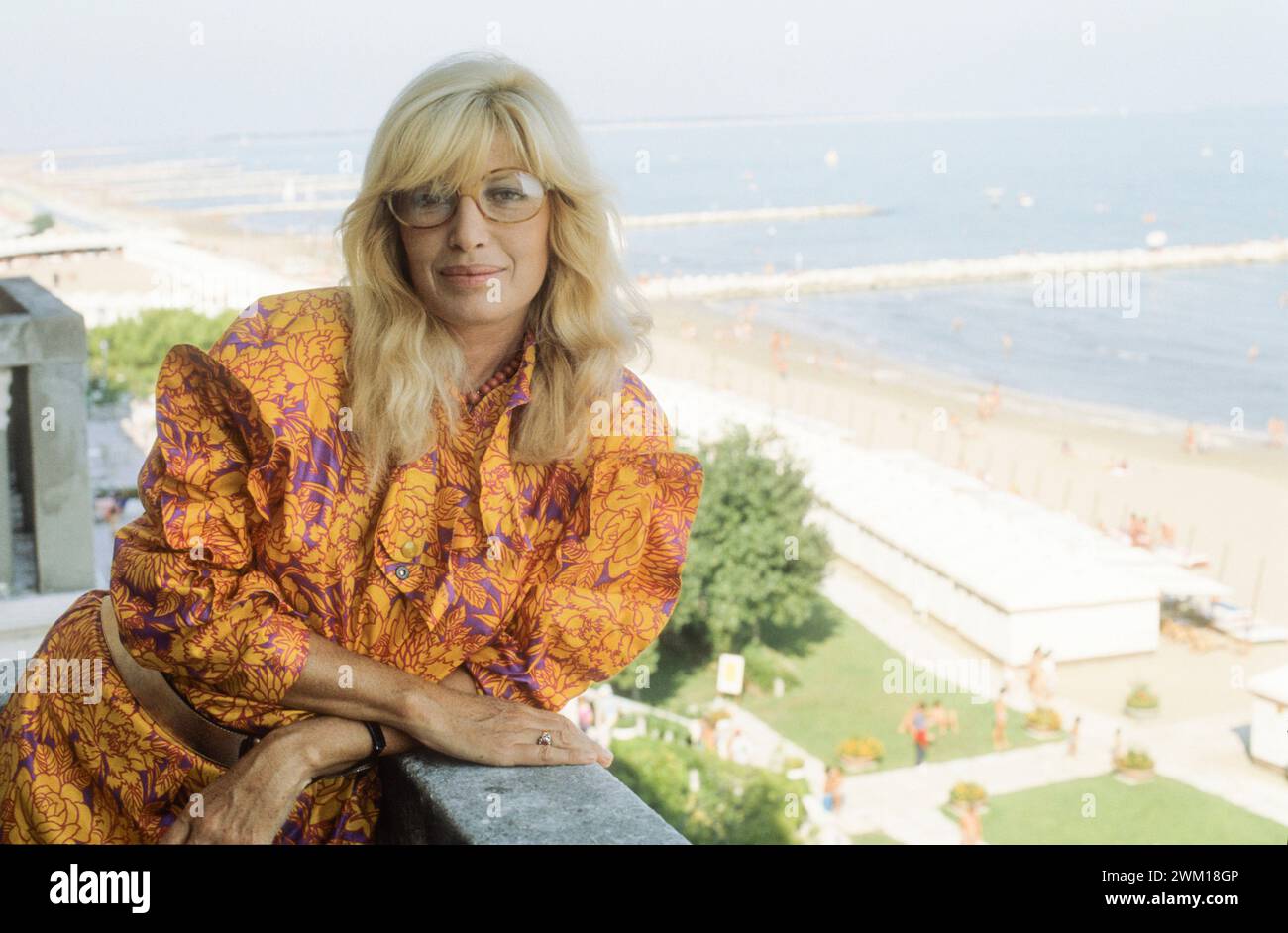 3833074 Monica Vitti; (add.info.: Venedig Lido, Venedig Filmfestival 1995. Schauspielerin Monica Vitti, die beim Festival den Goldenen Löwenpreis für Lebensleistung erhielt, auf der Terrasse ihres Zimmers im Excelsior Hotel / Lido di Venezia, Mostra del Cinema di Venezia 1995. L'attrice Monica Vitti, alla Mostra per ritirare il Leone d'oro alla Carriera, sul terrazzo della sua stanza all'Hotel Excelsior); © Marcello Mencarini. Alle Rechte vorbehalten 2024. Stockfoto