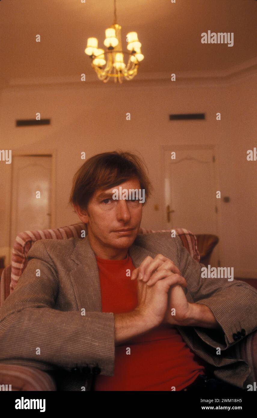 3833081 Peter Weir; (add.info.: Filmfestspiele in Cannes 1983. Der österreichische Regisseur Peter Weir – im Wettbewerb mit seinem Film „das Jahr des gefährlichen Lebens“ – in seinem Hotelzimmer / Festival del Cinema di Cannes 1983. IL regista Peter Weir - in concorso con il Film "das Jahr des Lebens Dangerousely" (UN anno vissuto pericolosamente) - nella sua stanza d'albergo); © Marcello Mencarini. Alle Rechte vorbehalten 2024. Stockfoto