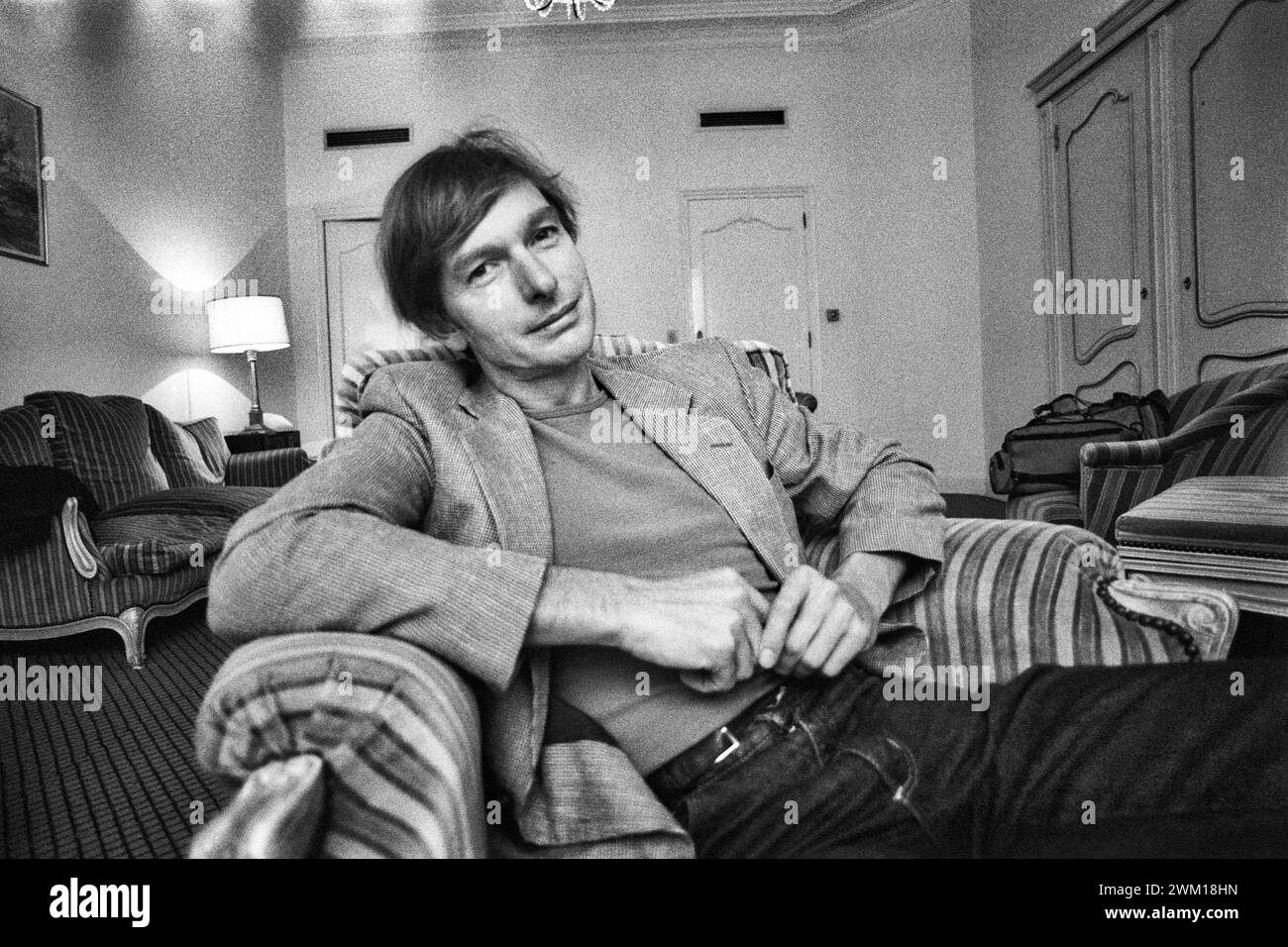 3833076 Peter Weir; (add.info.: Filmfestspiele in Cannes 1983. Der österreichische Regisseur Peter Weir - im Wettbewerb mit seinem Film "das Jahr des Lebens Dangerousely" - in seinem Hotelzimmer / Festival del Cinema di Cannes 1983. IL regista Peter Weir - in concorso con il Film "das Jahr des Lebens Dangerousely" (UN anno vissuto pericolosamente) - nella sua stanza d'albergo); © Marcello Mencarini. Alle Rechte vorbehalten 2024. Stockfoto