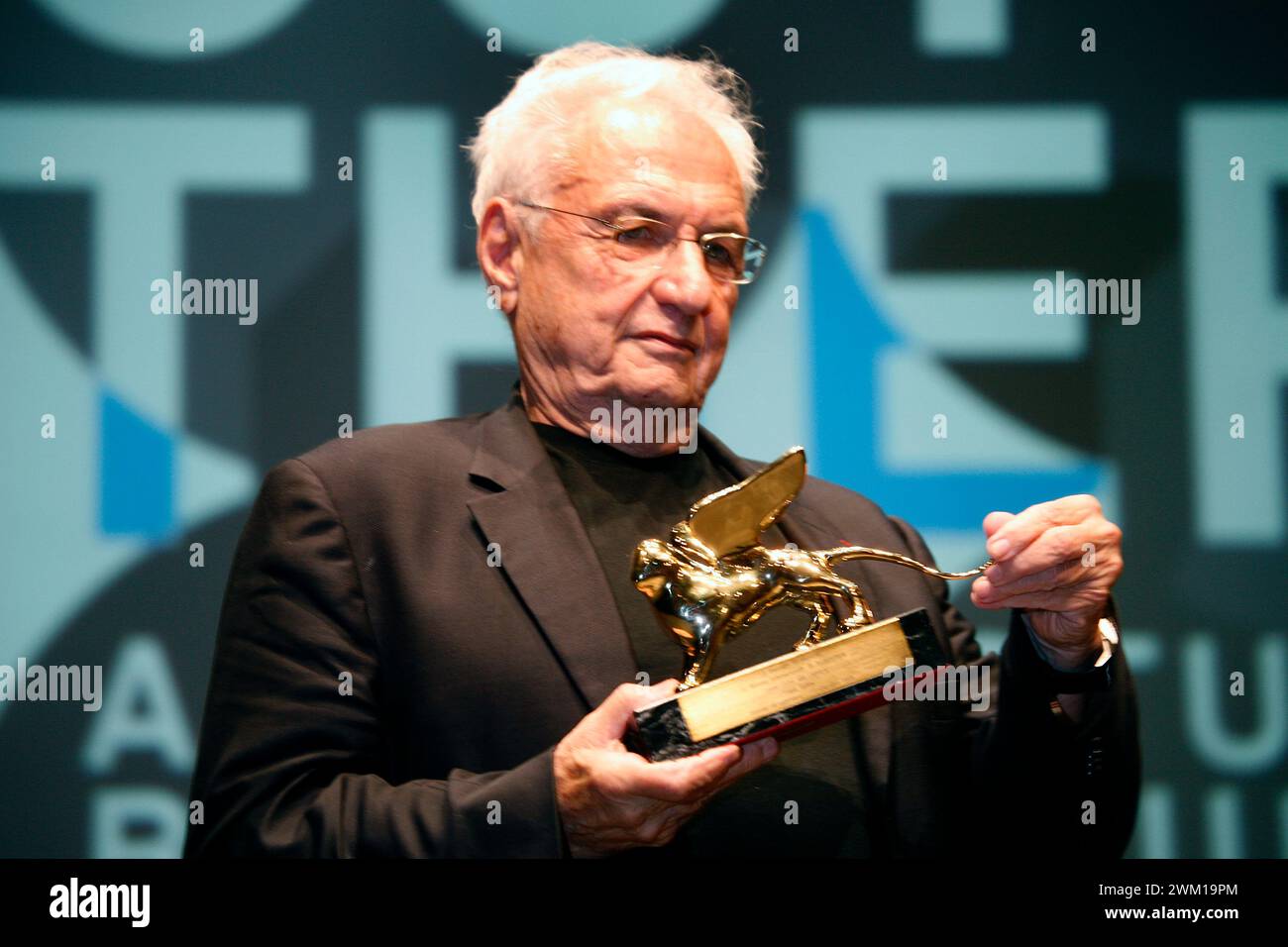 4065849 Architekturbiennale Venedig 2008. Amerikanischer Architekt Frank Gehry mit dem Goldenen Löwenpreis für Lebensleistung (Foto); (add.info.: Venedig; Venedig, Italien; Italien, Venedig Architekturbiennale 2008 / Biennale Architettura di Venezia 2008 Biennale Architettura di Venezia 2008. L'architetto americano Frank Gehry - riceve il Leone d'oro alla carriera); © Marcello Mencarini. Alle Rechte vorbehalten 2024. Stockfoto