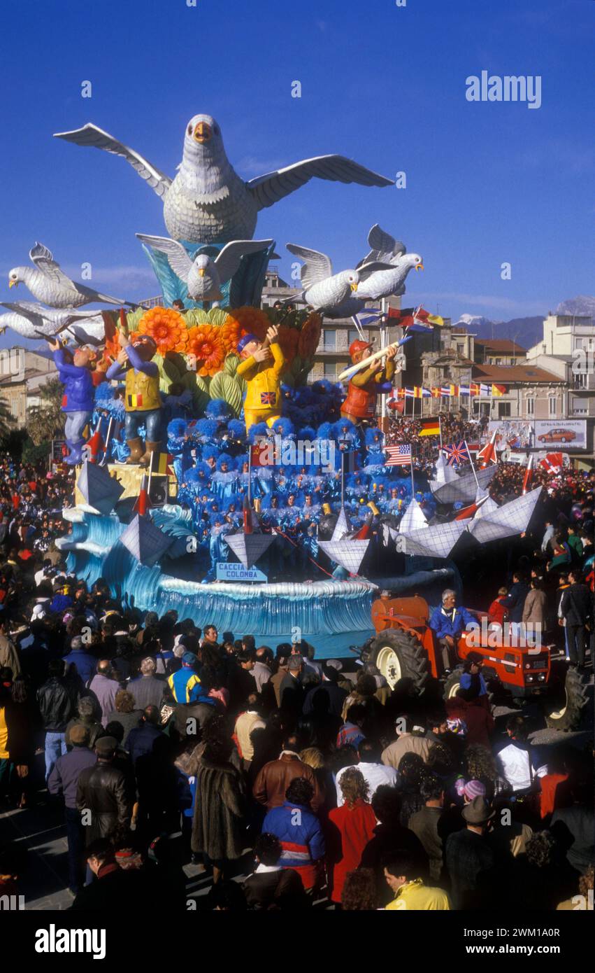 4065941 Karneval Viareggio, um 1987: Karnevalsfloat 'Taubenjagd' von Silvano Avanzini; (add.info.: KARNEVAL VIAREGGIO, um 1987. Karnevalsfloat 'Taubenjagd' von Silvano Avanzini / CARNEVALE DI VIAREGGIO, 1987 ca. Carro allegorico „Caccia alla colomba“ di Silvano Avanzini – © Marcello Mencarini); © Marcello Mencarini. Alle Rechte vorbehalten 2024. Stockfoto