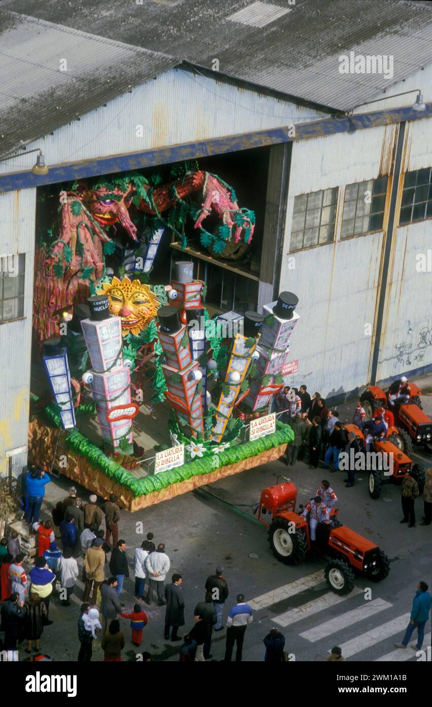4065951 Karneval Viareggio, um 1987: Karnevalswagen; (add.info.: KARNEVAL VIAREGGIO, um 1987. Karnevalswagen / CARNEVALE DI VIAREGGIO, 1987 ca. Carri allegorici - © Marcello Mencarini); © Marcello Mencarini. Alle Rechte vorbehalten 2024. Stockfoto