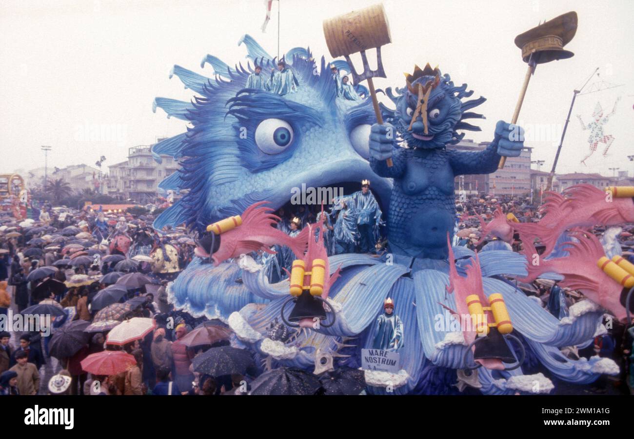 4065946 Karneval Viareggio, um 1987: Karnevalswagen „Mare Nostrum“ von Silvano Avanzini; (add.info.: KARNEVAL VIAREGGIO, um 1987. Karnevalswagen 'Mare Nostrum' von Silvano Avanzini / CARNEVALE DI VIAREGGIO, 1987 ca. Carro allegorico 'Mare Nostrum' - © Marcello Mencarini); © Marcello Mencarini. Alle Rechte vorbehalten 2024. Stockfoto