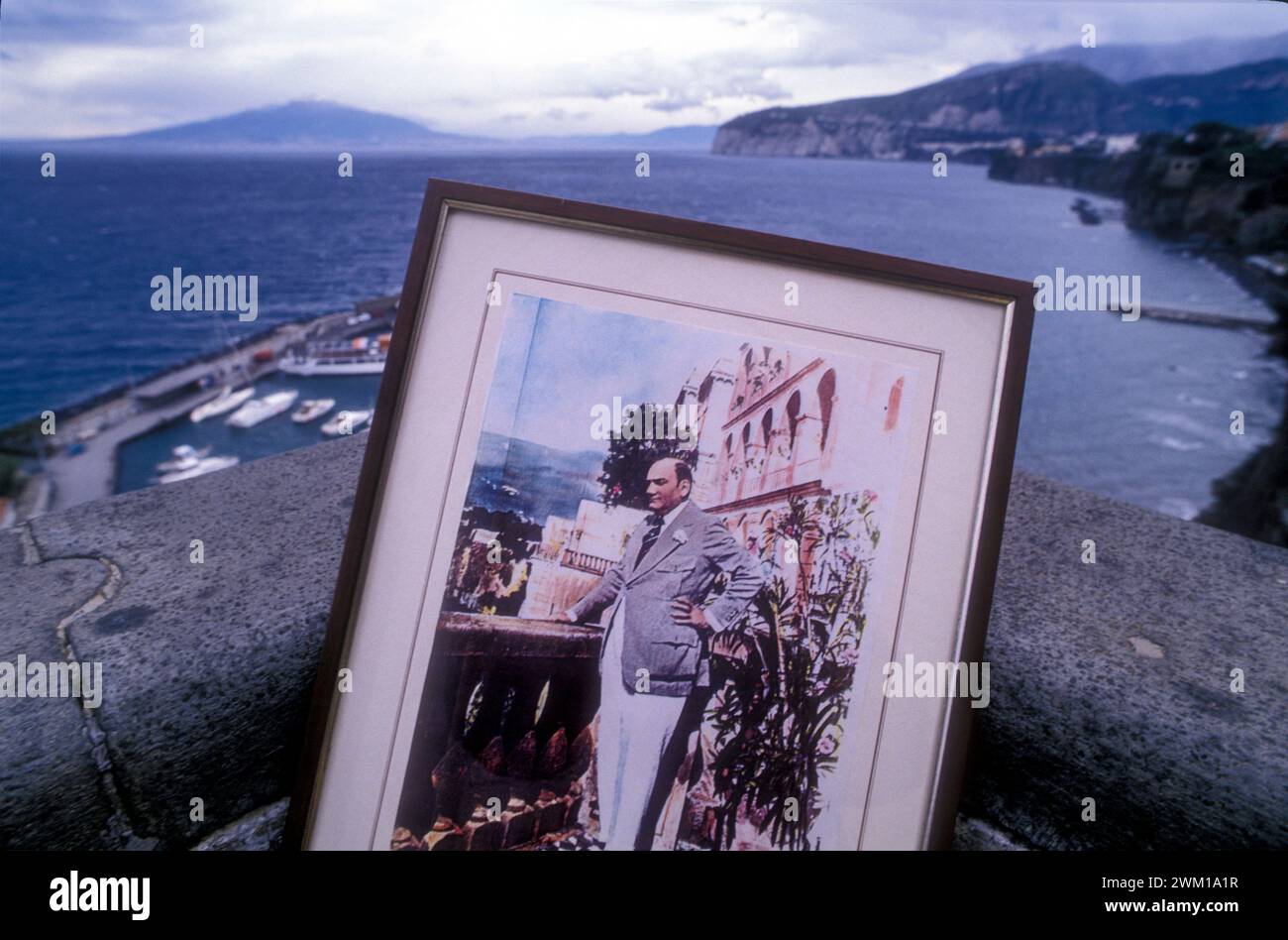 4065971 Biografie von Enrico Caruso; (add.info.: Golf von Sorrent aus dem Zimmer des Tenors Enrico Caruso im Vittoria Hotel in Sorrento / Il Golfo di Sorrento visto dalla stanza di Enrico Caruso nell'Hotel Vittoria di Sorrento -); © Marcello Mencarini. Alle Rechte vorbehalten 2024. Stockfoto