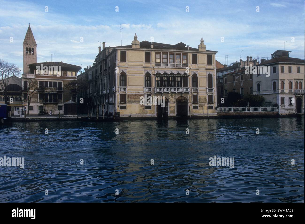 4065974 Leben und Orte von Giacomo Casanova in Venedig; (add.info.: Venedig 1998. Fassade am Canal Grande des Palazzo Malipiero (heute Palazzo Barnabò). Es befindet sich am campo San Samuele mit den Nummern 3200 und 3201. Senator Alvise Gasparo Malipiero, Besitzer dieses Palastes in dieser Zeit, war Schirmherr von Giacomo Casanova, der dieses Haus als Junge fast alle Tage von 1740 bis 1742 bis 43 besuchte. Es grenzt an die Heimat von Teresa Imer. Durch den Garten konnte Malipiero das Mädchen sehen und er verliebte sich in sie. Als er Casanova fand, wie er sie hob, verließ er ihn für immer / Venezia, 1998. Palazz Stockfoto