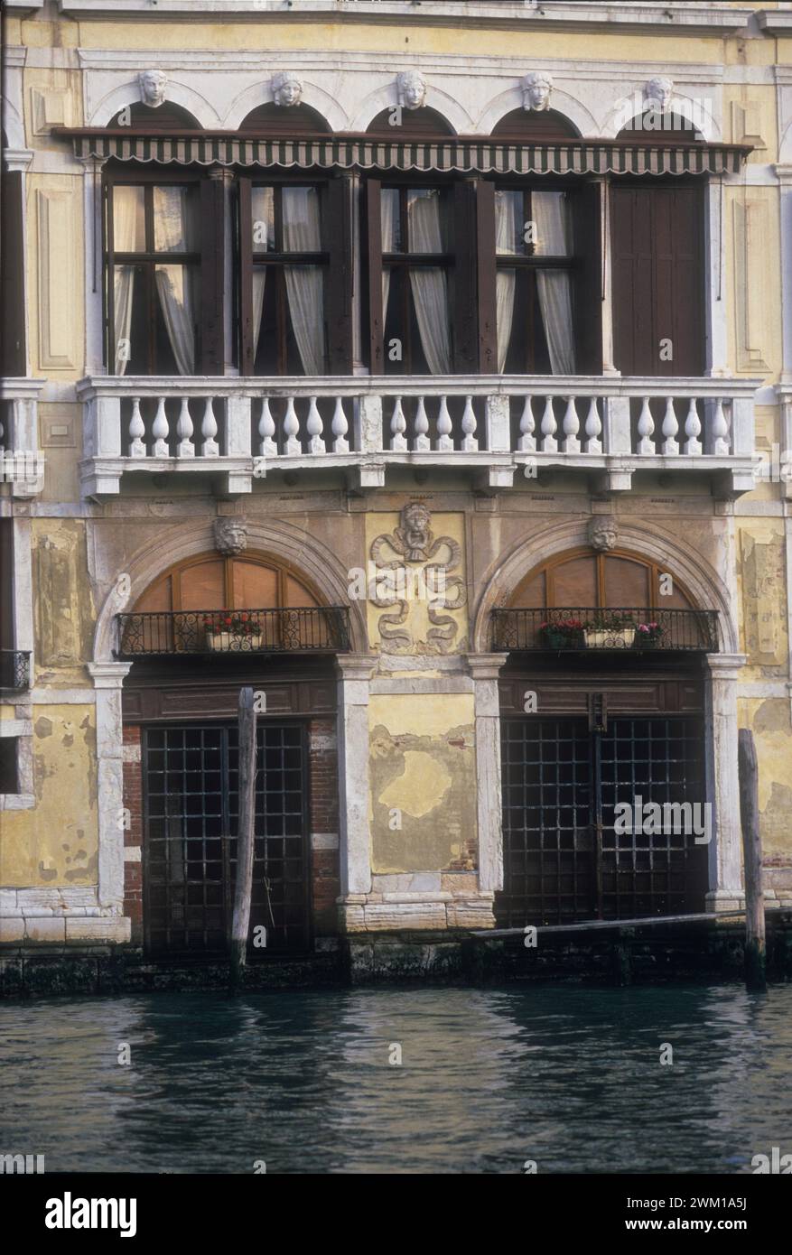 4065976 Leben und Orte von Giacomo Casanova in Venedig; (add.info.: Venedig 1998. Fassade am Canal Grande des Palazzo Malipiero (heute Palazzo Barnabò). Es befindet sich am campo San Samuele mit den Nummern 3200 und 3201. Senator Alvise Gasparo Malipiero, Besitzer dieses Palastes in dieser Zeit, war Schirmherr von Giacomo Casanova, der dieses Haus als Junge fast alle Tage von 1740 bis 1742 bis 43 besuchte. Es grenzt an die Heimat von Teresa Imer. Durch den Garten konnte Malipiero das Mädchen sehen und er verliebte sich in sie. Als er Casanova fand, wie er sie hob, verließ er ihn für immer / Venezia, 1998. Palazz Stockfoto