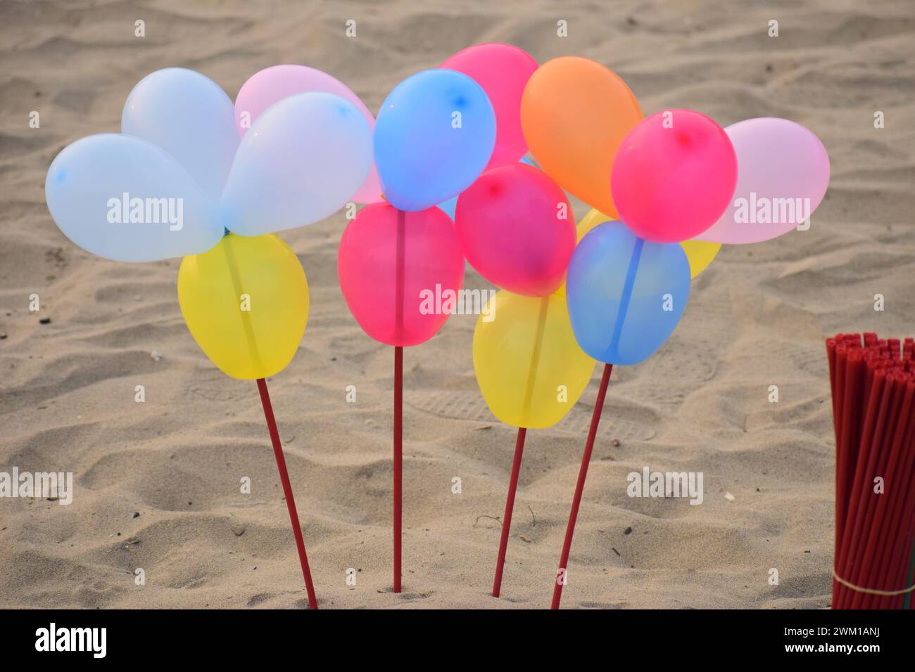 Bunte kleine Ballons | Partyballons | Partyballons mit Stick Stockfoto