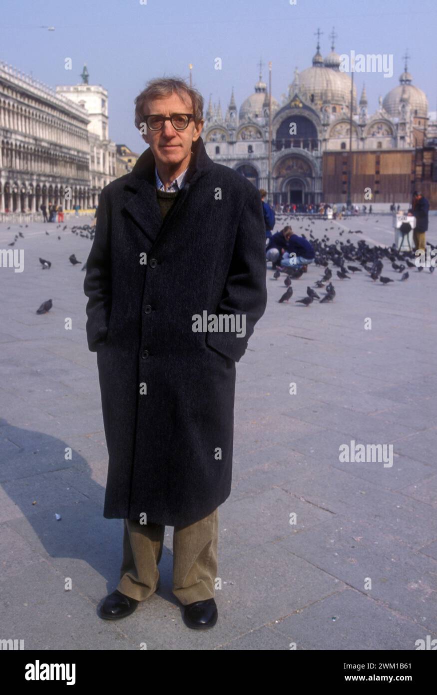 4066419 Venedig, 1996. Schauspieler und Regisseur Woody Allen in St. Markusplatz (Foto); (add.info.: Venedig; Venedig, Italien; Italien, Markusplatz; Piazza San Venezia, 1996. L'attore-regista Woody Allen auf der piazza San Marco); © Marcello Mencarini. Alle Rechte vorbehalten 2024. Stockfoto