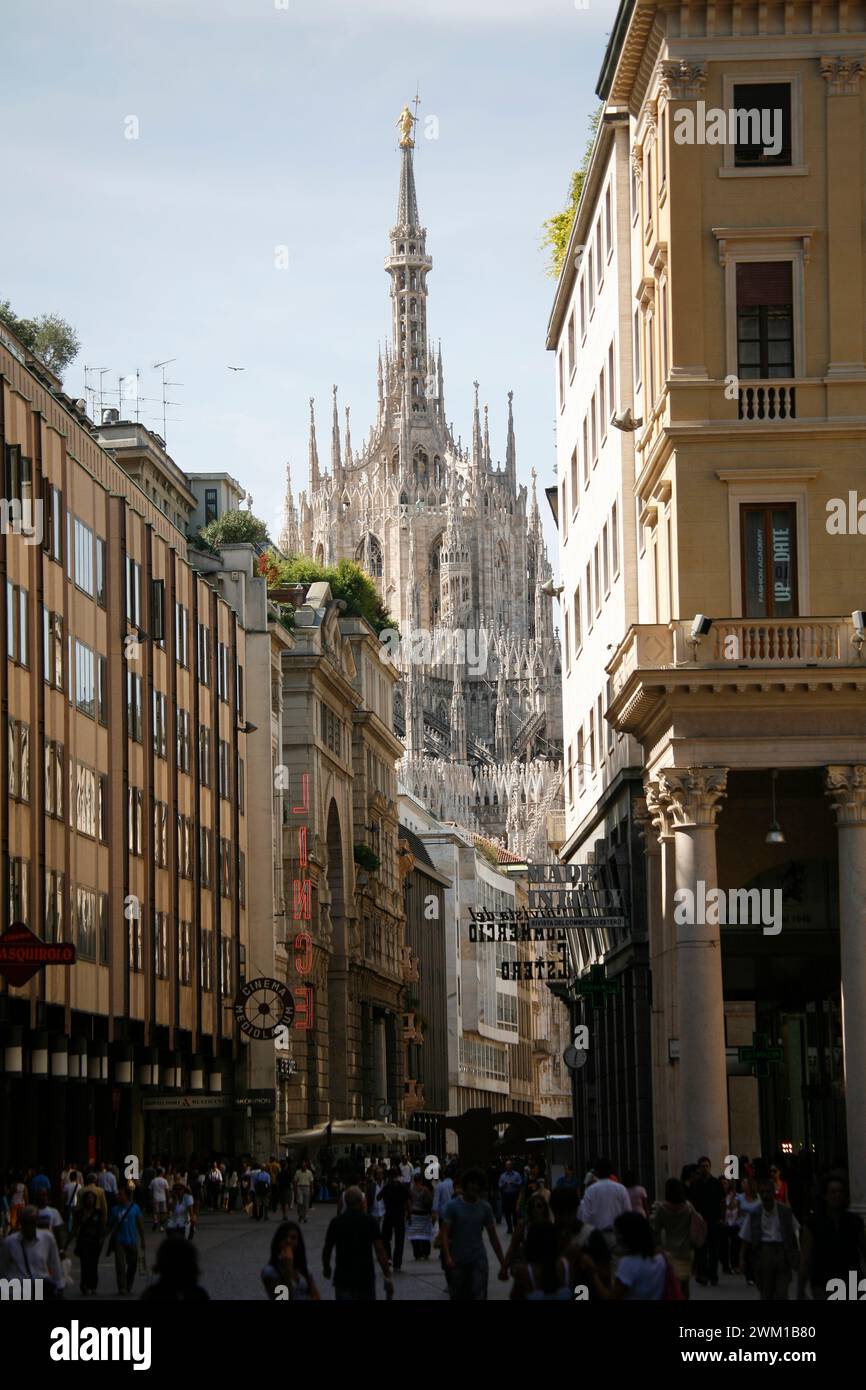 4066447 Mailand, September 2008. Blick auf die Mailänder Kathedrale vom Corso Vittorio Emanuele II. (add.info.: Mailand, September 2008. Blick auf die Mailänder Kathedrale vom Corso Vittorio Emanuele II Milano, settembre 2008. Duomo di Milano visto da Corso Vittorio Emanuele II); © Marcello Mencarini. Alle Rechte vorbehalten 2024. Stockfoto