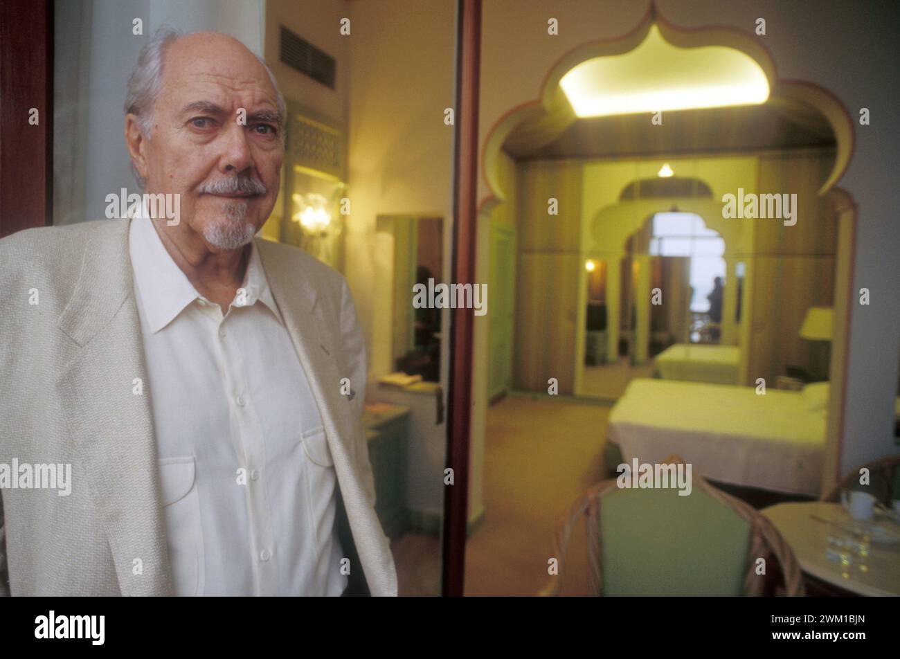 4066653 Venedig Lido, Venedig Filmfestival 1993. US-amerikanischer Regisseur Robert Altman, in Konkurrenz zum Film "Shortcuts", in seinem Zimmer im Hotel Excelsior (Foto); (add.info.: Lido Venedig; Lido di Venezia, Italien; Italia, Hotel Excelsior Lido di Venezia, Mostra del Cinema di Venezia 1993. IL regista Robert Altman, in concorso con il Film 'America oggi (Shortcuts)', nella sua stanza dell'Hotel Excelsior); © Marcello Mencarini. Alle Rechte vorbehalten 2024. Stockfoto