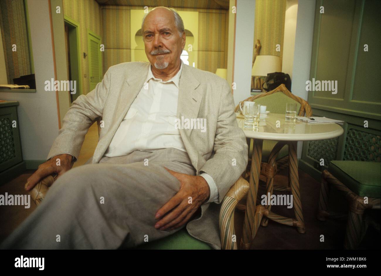 4066658 Venedig Lido, Venedig Filmfestival 1993. US-amerikanischer Regisseur Robert Altman, in Konkurrenz zum Film "Shortcuts", in seinem Zimmer im Hotel Excelsior (Foto); (add.info.: Lido Venedig; Lido di Venezia, Italien; Italia, Hotel Excelsior Lido di Venezia, Mostra del Cinema di Venezia 1993. IL regista Robert Altman, in concorso con il Film 'America oggi (Shortcuts)', nella sua stanza dell'Hotel Excelsior); © Marcello Mencarini. Alle Rechte vorbehalten 2024. Stockfoto