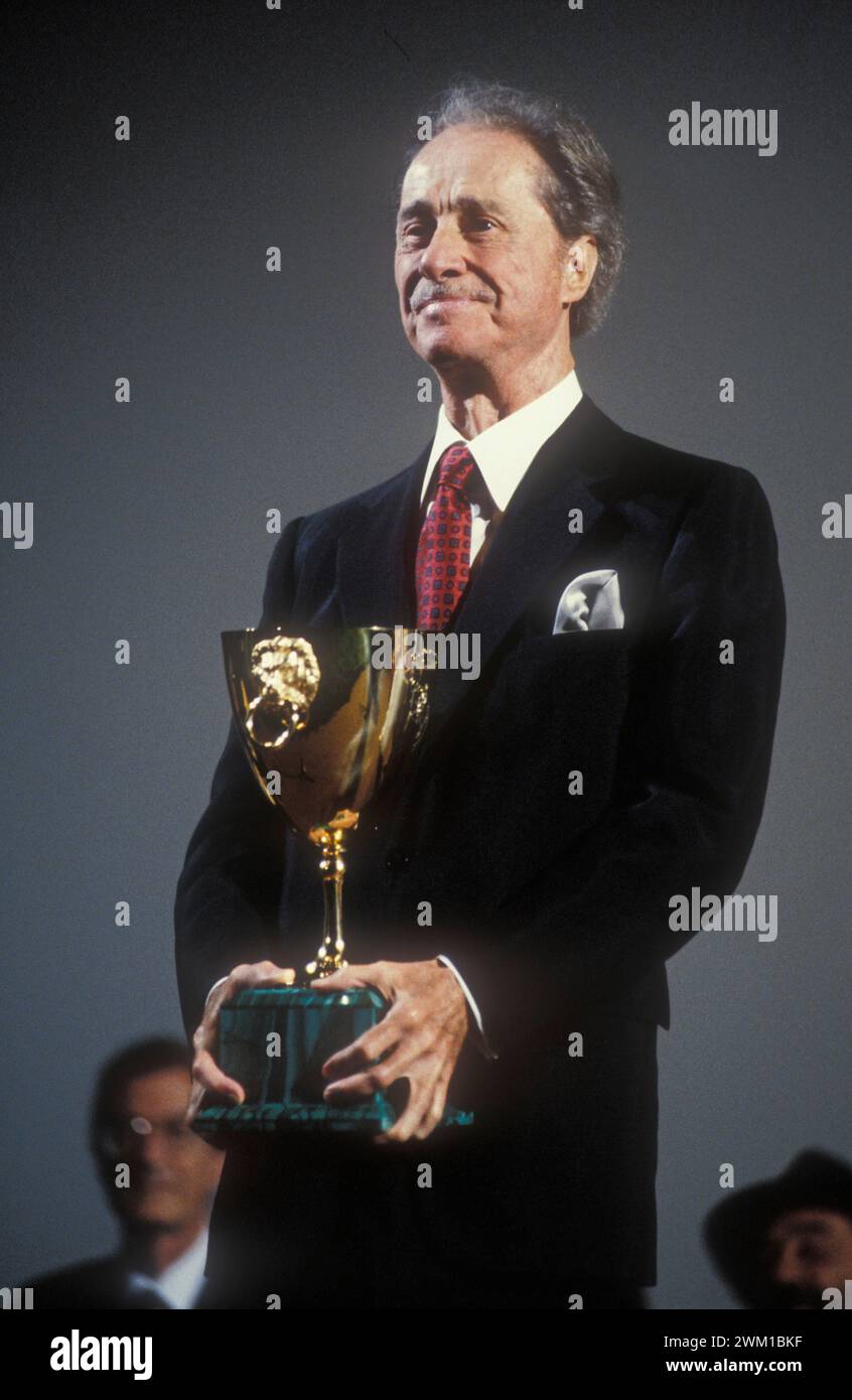 4066668 Venedig Lido, Venedig Filmfestival 1988. Der US-amerikanische Schauspieler Don Ameche erhält den Coppan Volpi Award für den besten Schauspieler für seine Rolle in „Things Change“ von David Marnet (Foto); (add.info.: Venice Lido; Lido di Venezia, Italien; Italia, Lido di Venezia, Mostra del Cinema di Venezia 1988. L'attore Don Ameche riceve la Coppa Volpi per il migliore attore per il suo ruolo in 'Le cose cambiano' diretto da David Marnet); © Marcello Mencarini. Alle Rechte vorbehalten 2024. Stockfoto