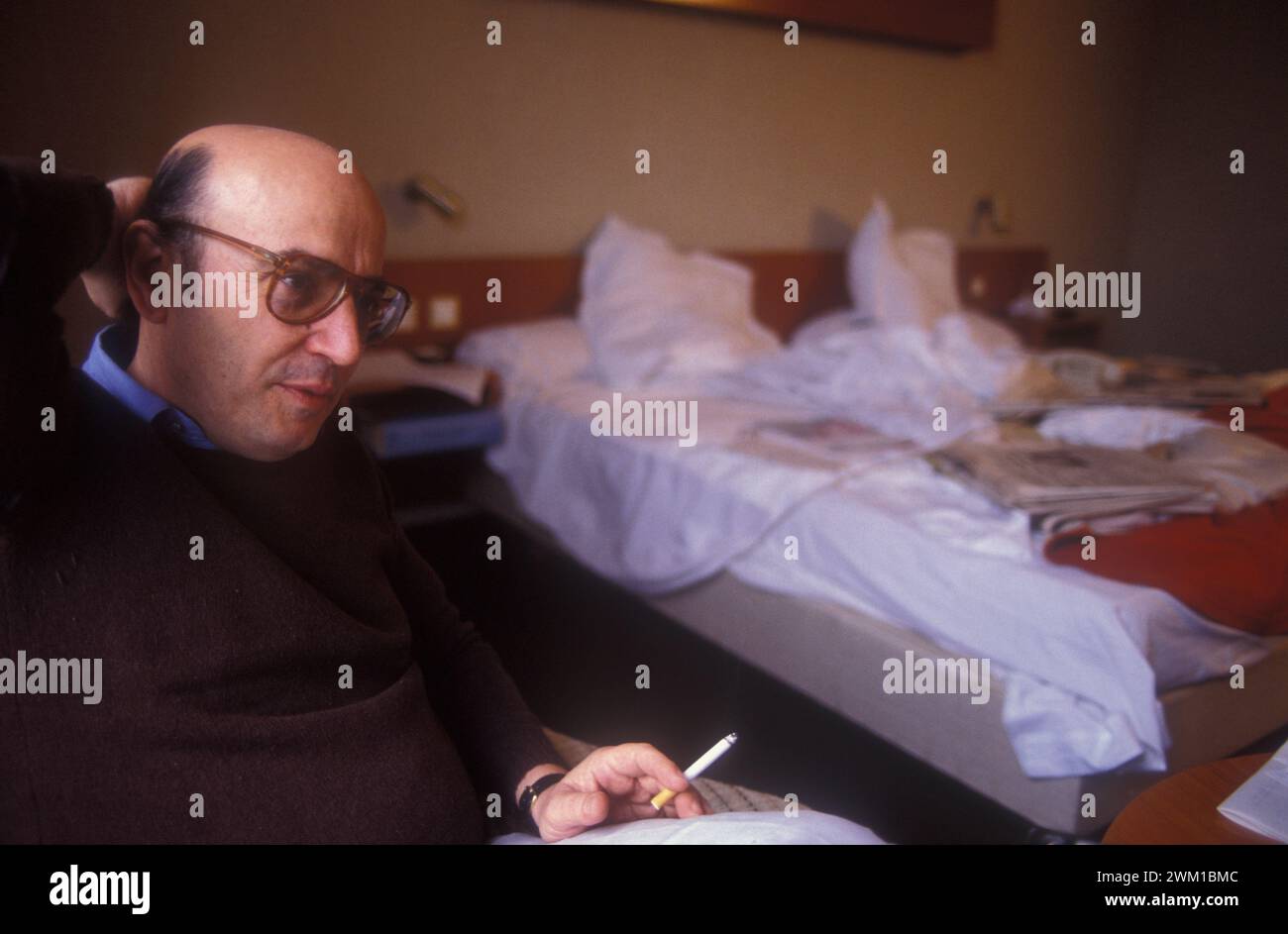 4066697 Filmfestspiele Von Cannes 1983. Griechischer Filmregisseur Theo Angelopoulos in seinem Hotelzimmer (Foto); (add.info.: Cannes, Frankreich, Festival del Cinema di Cannes 1983. IL regista Theo Angelopoulos nella sua camera d'albergo); © Marcello Mencarini. Alle Rechte vorbehalten 2024. Stockfoto