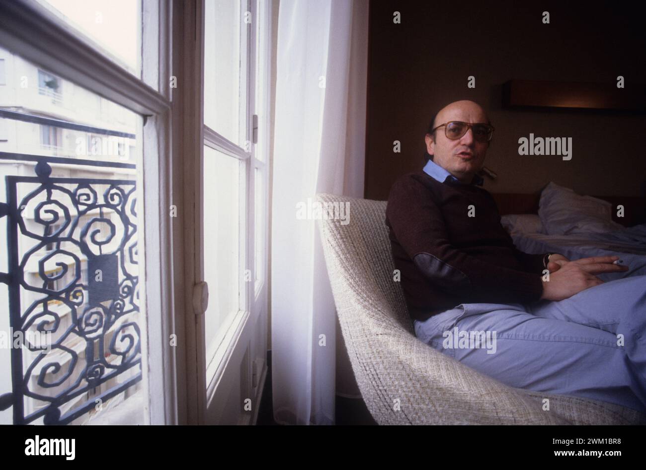 4066700 Filmfestspiele Von Cannes 1983. Griechischer Filmregisseur Theo Angelopoulos in seinem Hotelzimmer (Foto); (add.info.: Cannes, Frankreich, Francia, Festival del Cinema di Cannes 1983. IL regista Theo Angelopoulos nella sua camera d'albergo); © Marcello Mencarini. Alle Rechte vorbehalten 2024. Stockfoto