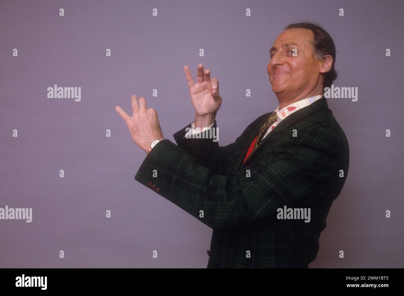 4066731 Sanremo Music Festival 1986. Italienischer fernsehmoderator und Showman Renzo Arbore, der wie Klarinette spielt (Foto); (add.info.: Sanremo, Italien; Italia, Festival di Sanremo 1986 Festival di Sanremo 1986. Renzo Arbore posa come se suonasse il clarinetto); © Marcello Mencarini. Alle Rechte vorbehalten 2024. Stockfoto