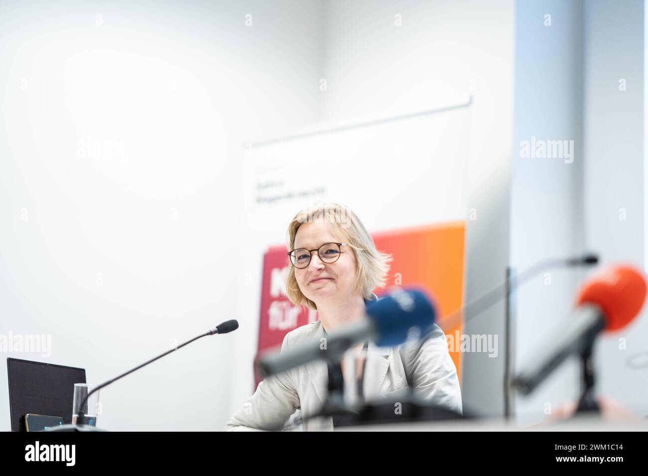 Pressekonferenz des BSW Bündnis Sahra Wagenknecht - Vernunft und Gerechtigkeit in Erfurt Gründung Landesverband Thüringen Katja Wolf, Oberbürgermeisterin EisenachPressekonferenz des BSW Bündnis Sahra Wagenknecht - Vernunft und Gerechtigkeit in Erfurt Gründung Landesverband Thüringen Katja Wolf, Oberbürgermeisterin Eisenach, Erfurt Thüringen Deutschland Arena Erfurt *** Pressekonferenz der BSW-Allianz Sahra Wagenknecht Vernunft und Gerechtigkeit in Erfurt Stiftung des Thüringer Regionalverbandes Katja Wolf, Oberbürgermeisterin von Eisenach Pressekonferenz der BSW-Allianz Sahra Wagenknecht Reaso Stockfoto