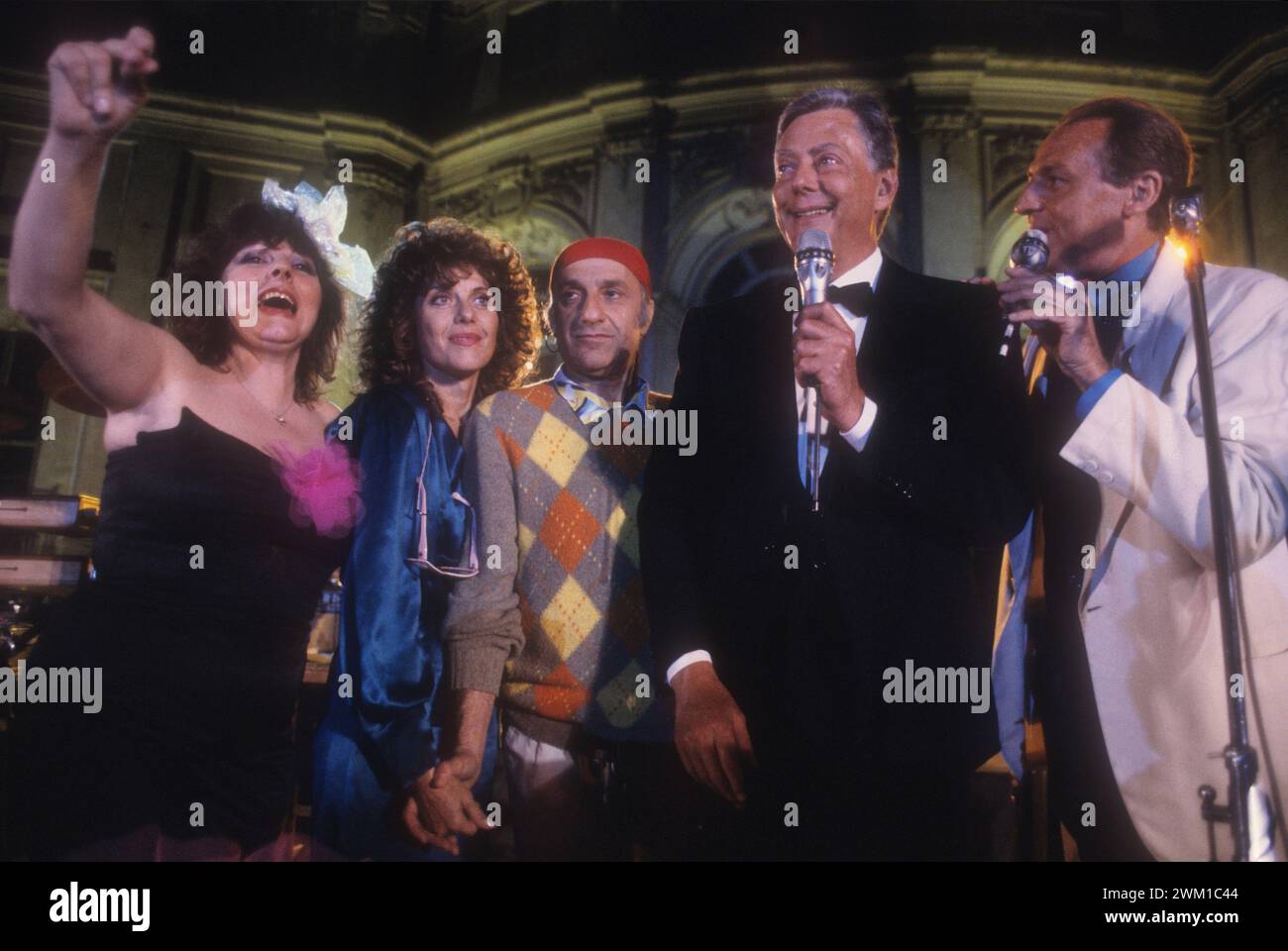 4066953 Stupinigi Palace, Nichelino (Turin), 22. Juni 1985. Benefizveranstaltung zur Förderung der Krebsforschung. Italienische Sängerin und Schauspielerin Silvia Annichiarico, Comic-Schauspieler Simona Marchini und Giorgio Bracardi, Industrialist Umberto Agnelli und TV-Moderator Renzo Arbore (Foto); (add.info.: Nichelino, Italien; Italia, Palazzina di Caccia di StupinigiStupinigi Wohltätigkeitsveranstaltung zur Unterstützung der Krebsforschung Palazzina di Caccia di Stupinigi, Nichelino (Torino), 22 Giugno 1985. Serata benefica in favore della ricerca contro il cancro. La cantante e attrice Silvia Annichiarico, i comici Simona Marchini e Gio Stockfoto