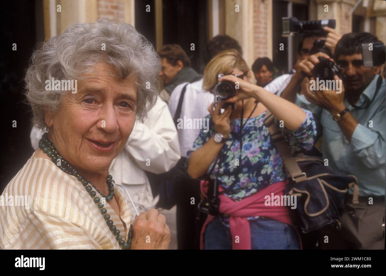 4067015 Venedig Lido, Venedig Filmfestival 1989. Britische Schauspielerin Peggy Ashcroft, Ex-aequo-Gewinnerin des Volpi-Cups für ihre Rolle in „She's been away“ von Peter Hall (Foto); (add.info.: Venice Lido; Lido di venezia, Italien; Italia, Lido di Venezia, Mostra del Cinema di venezia 1989. L'attrice inglese Peggy Ashcroft, vincitrice ex aequo della Coppa Volpi alla migliore attrice per il suo ruolo in 'E' stata via' (She's been away), diretto da Peter Hall); © Marcello Mencarini. Alle Rechte vorbehalten 2024. Stockfoto