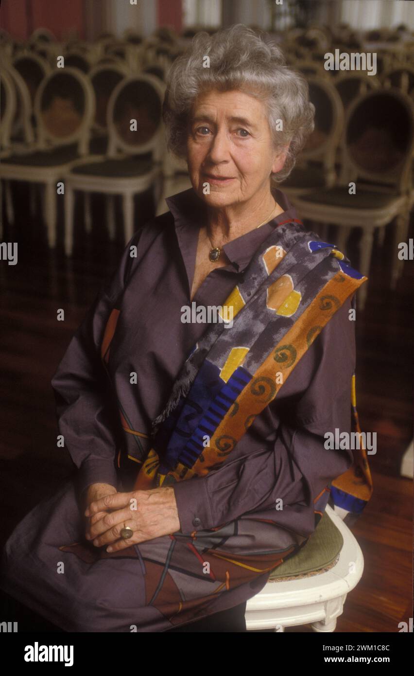 4067013 Venedig Lido, Venedig Filmfestival 1989. Britische Schauspielerin Peggy Ashcroft, Ex-aequo-Gewinnerin des Volpi-Cups für ihre Rolle in „She's been away“ von Peter Hall (Foto); (add.info.: Venice Lido; Lido di venezia, Italien; Italia, Lido di Venezia, Mostra del Cinema di venezia 1989. L'attrice inglese Peggy Ashcroft, vincitrice ex aequo della Coppa Volpi alla migliore attrice per il suo ruolo in 'E' stata via' (She's been away), diretto da Peter Hall); © Marcello Mencarini. Alle Rechte vorbehalten 2024. Stockfoto