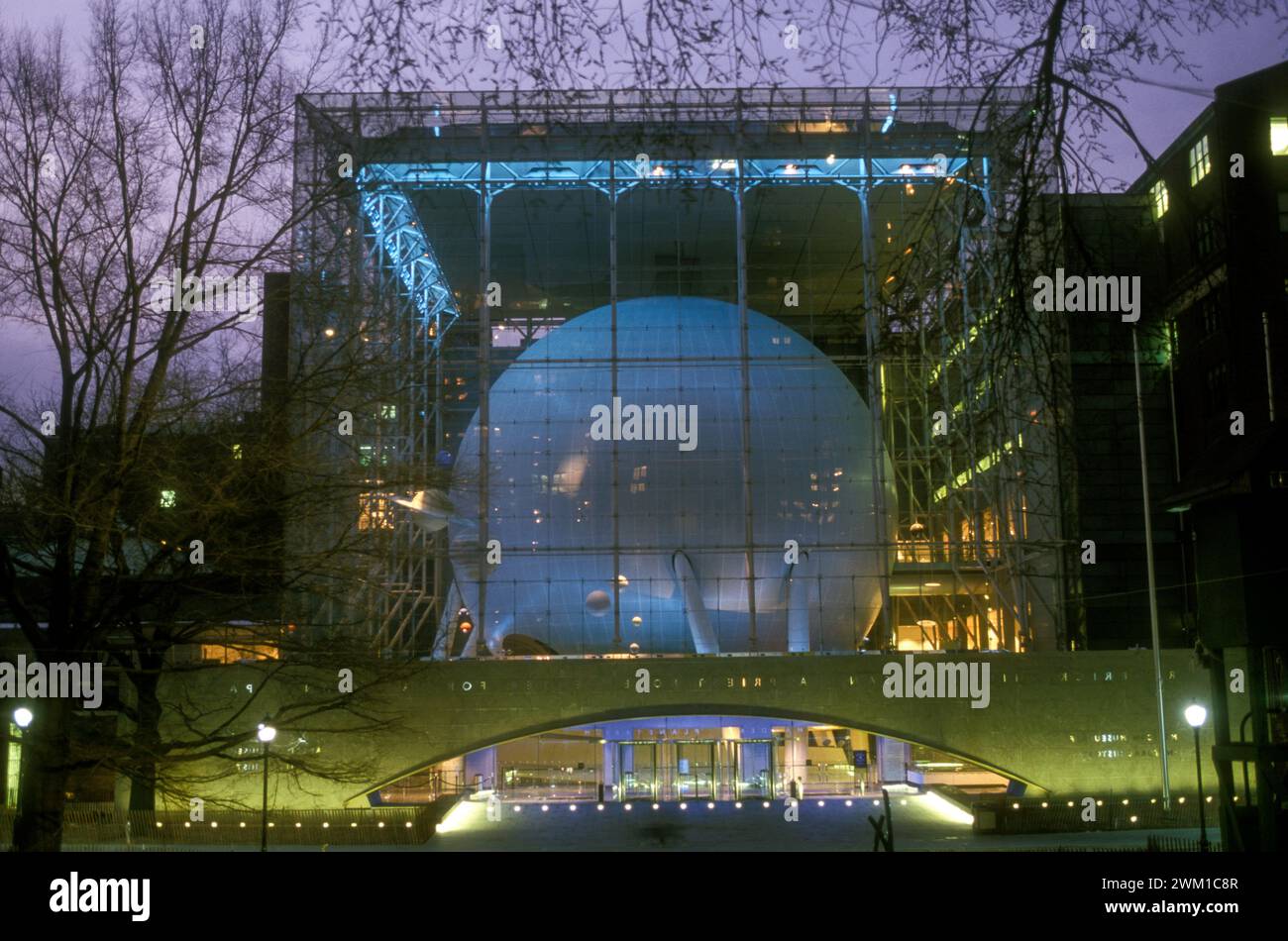 4067023 New York, 2000. Das Rosenzentrum für Erde und Weltraum. Es ist Teil des American Museum of Natural History in New York City und eine umfangreiche Nachbearbeitung des ehemaligen Hayden Planetariums (add.info.: New York (2000) New York, 2000. IL Rose Center for HEarth and Space. E' una parte del Museo di storia naturale di New York e un rifacimento pià¹ vasto dell'ex Planetario Hayden); © Marcello Mencarini. Alle Rechte vorbehalten 2024. Stockfoto