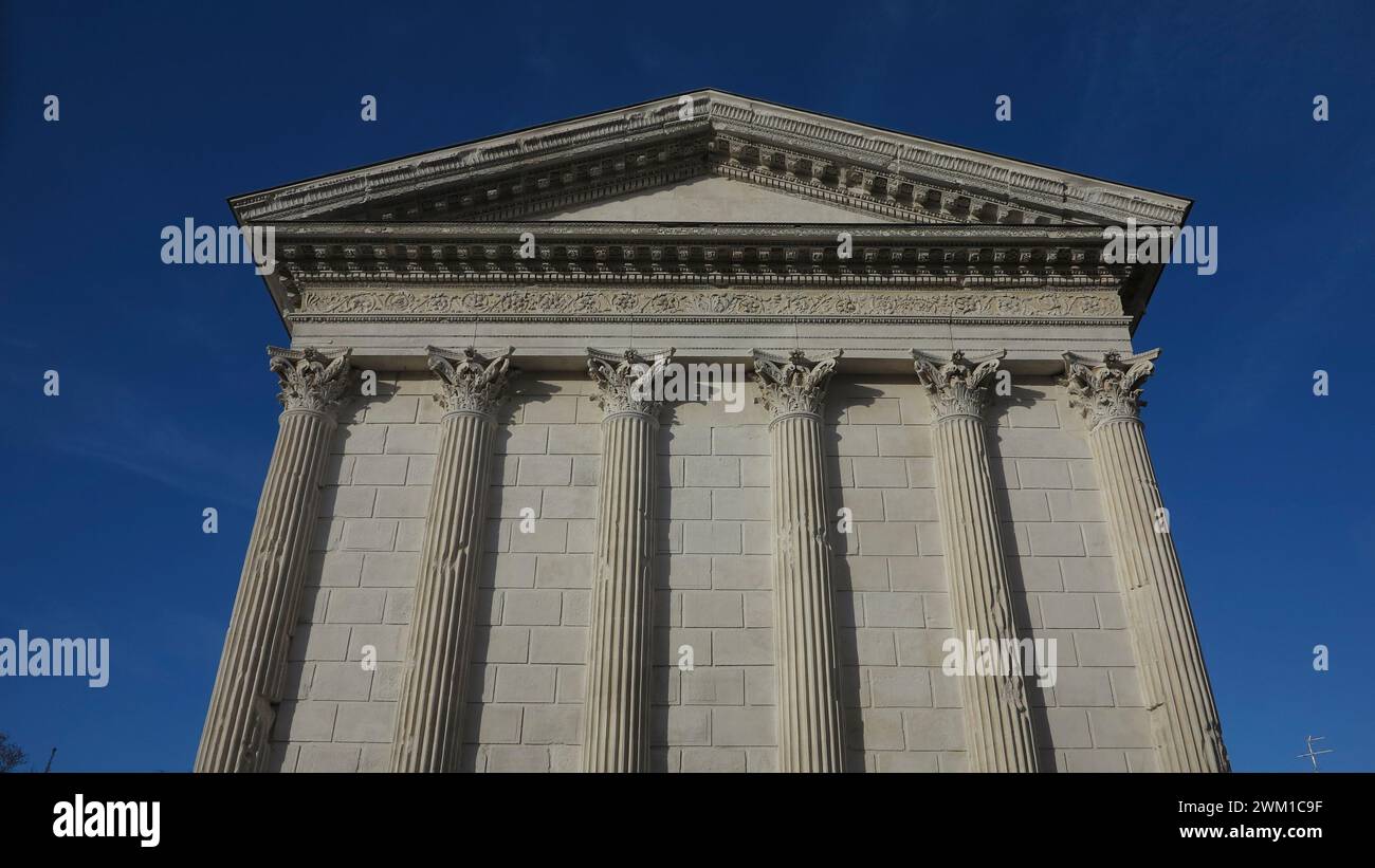 4067057 Nîmes, Frankreich. Das Maison Carree (Square House), ein römischer Tempel, der den Söhnen von Agrippa gewidmet ist, erbaut um 19 v. Chr.. Er ist einer der am besten erhaltenen römischen Tempel überhaupt; (add.info.: Nîmes, Frankreich). Das Maison Carree (Square House), ein römischer Tempel, der den Söhnen von Agrippa gewidmet ist, wurde um 19 v. Chr. in Nîmes, Francia erbaut. La Maison Carree (Casa Quadrata), tempio romano widmet sich ai figli di Agrippa costruito nel 19 a. C. E' uno dei templi romani meglio Conservati al mondo); © Marcello Mencarini. Alle Rechte vorbehalten 2024. Stockfoto