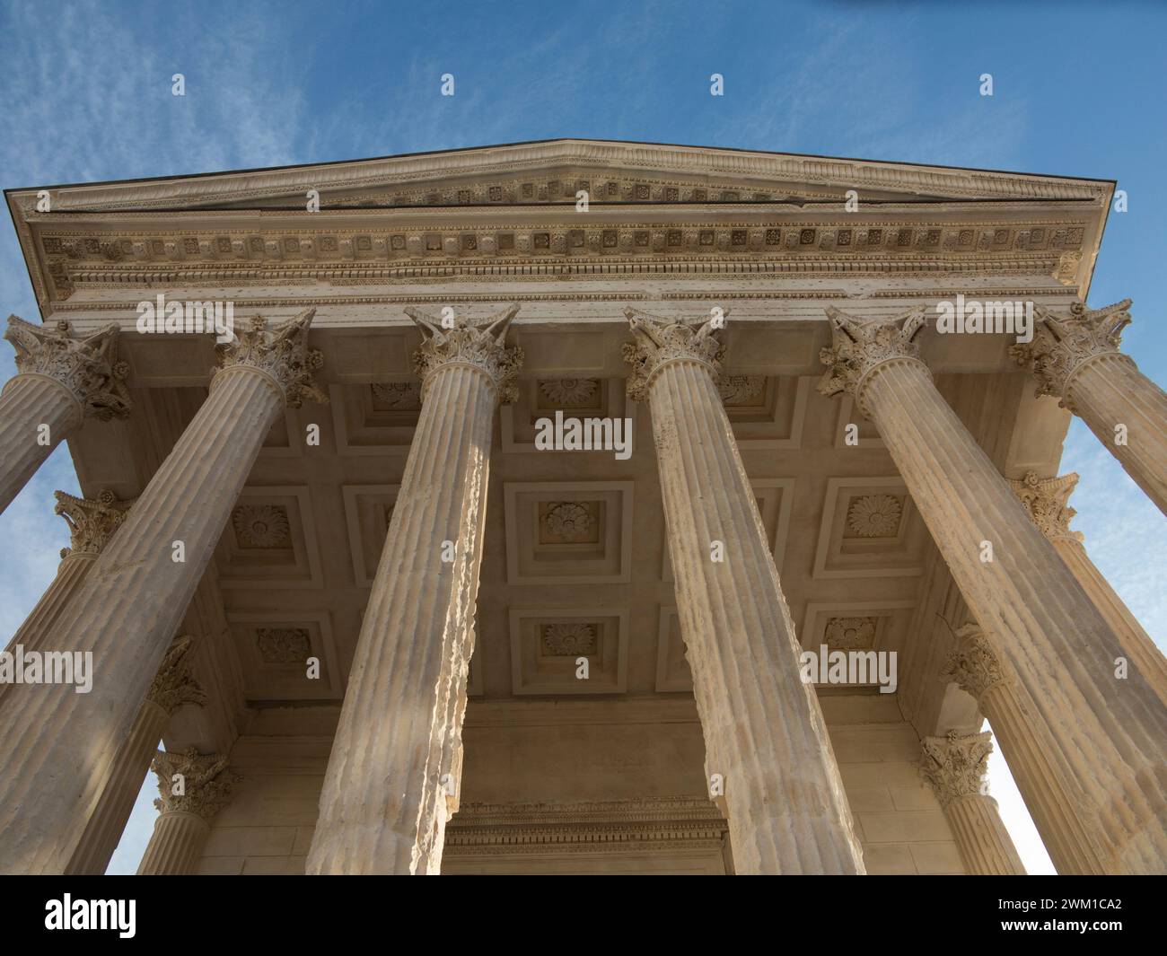 4067061 Nîmes, Frankreich. Das Maison Carree (Square House), ein römischer Tempel, der den Söhnen von Agrippa gewidmet ist, erbaut um 19 v. Chr.. Er ist einer der am besten erhaltenen römischen Tempel überhaupt; (add.info.: Nîmes, Frankreich). Das Maison Carree (Square House), ein römischer Tempel, der den Söhnen von Agrippa gewidmet ist, wurde um 19 v. Chr. in Nîmes, Francia erbaut. La Maison Carree (Casa Quadrata), tempio romano widmet sich ai figli di Agrippa costruito nel 19 A.C. E' uno dei templi romani meglio Conservati al mondo); © Marcello Mencarini. Alle Rechte vorbehalten 2024. Stockfoto
