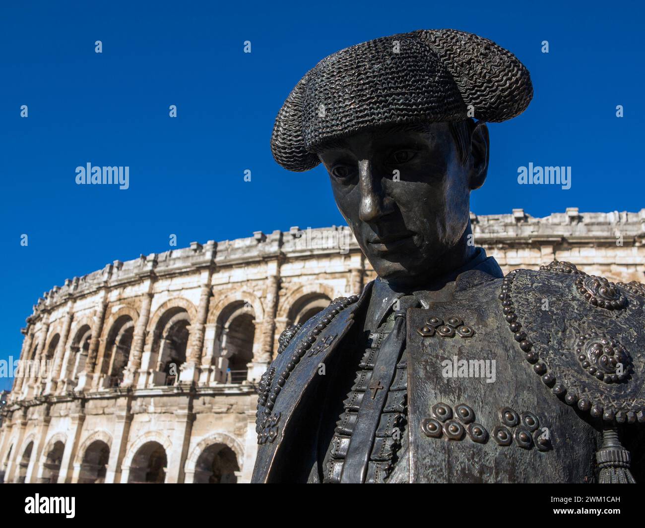 4067075 Nimes, Frankreich. Denkmal für Matador von Sara Carone (1994) vor der Arena; (add.info.: Nimes, Frankreich. Denkmal für Matador von Sara Carone (1994) vor der Arena Nimes, Francia. Monumento al Torero, Opera di Sara Carone (1994), davanti all'Arena); © Marcello Mencarini. Alle Rechte vorbehalten 2024. Stockfoto