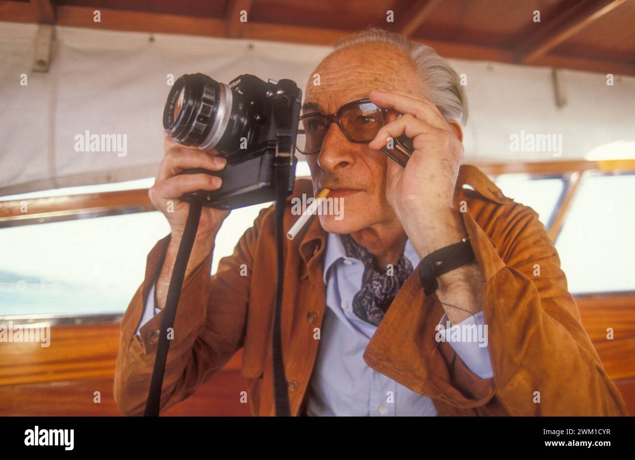 4067306 Venedig, 1984. Französischer Maler Balthus auf einem Schnellboot zum Lido, um als Jurymitglied an den Filmfestspielen von Venedig teilzunehmen (Foto); (add.info.: Venedig; Venedig, Italien; Italien; Venezia, 1984. IL pittore Balthus in motoscafo verso il Lido per partecipare alla Mostra del Cinema come membro della giuria); © Marcello Mencarini. Alle Rechte vorbehalten 2024. Stockfoto