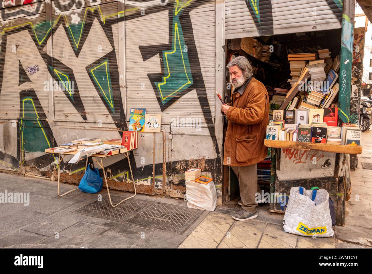 Valencia, 19. Februar 2024: Straßenbuchhändler Stockfoto