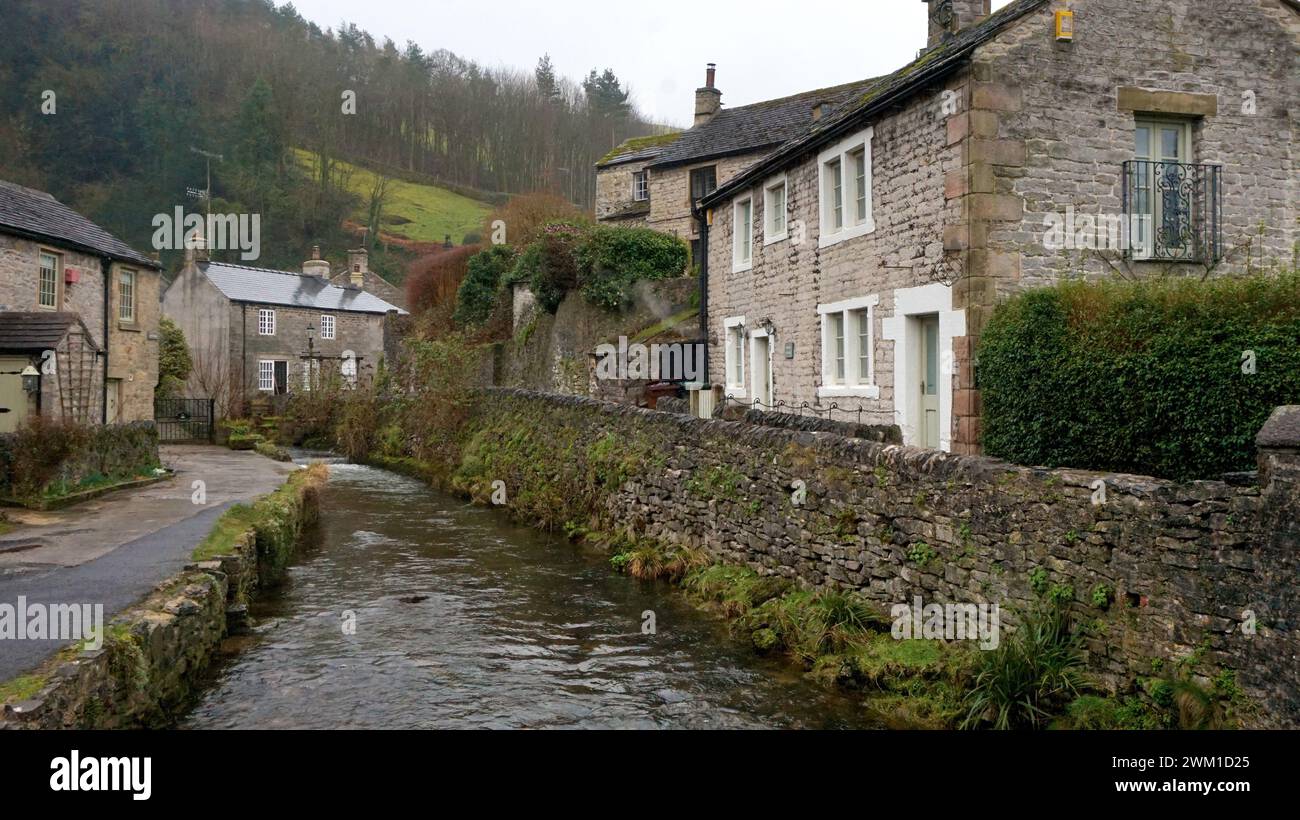 Derbyshire Bergbaudorf Castleton, Steinhäuser, dramatische Landschaft, verwinkelte Gassen, keine Autos. Malerisch Stockfoto