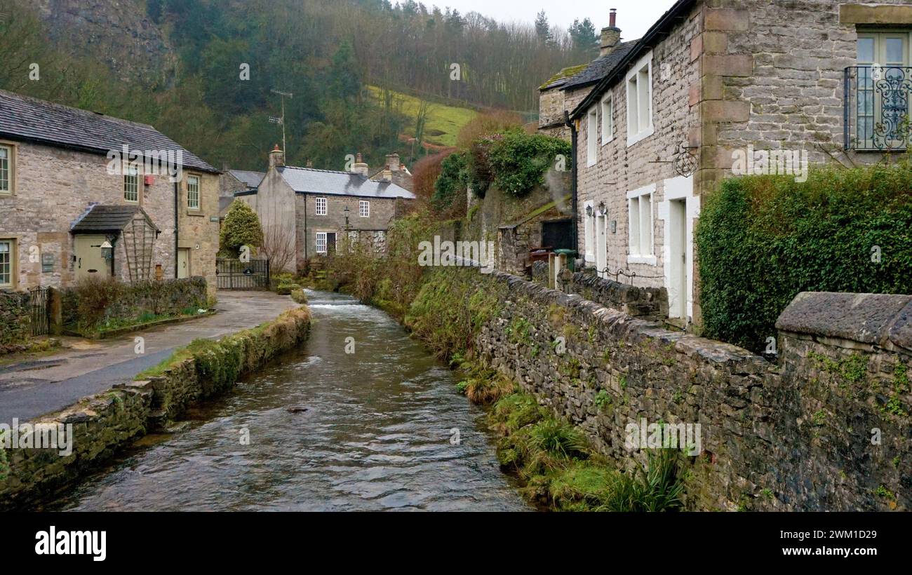Derbyshire Bergbaudorf Castleton, Steinhäuser, dramatische Landschaft, verwinkelte Gassen, keine Autos. Malerisch Stockfoto
